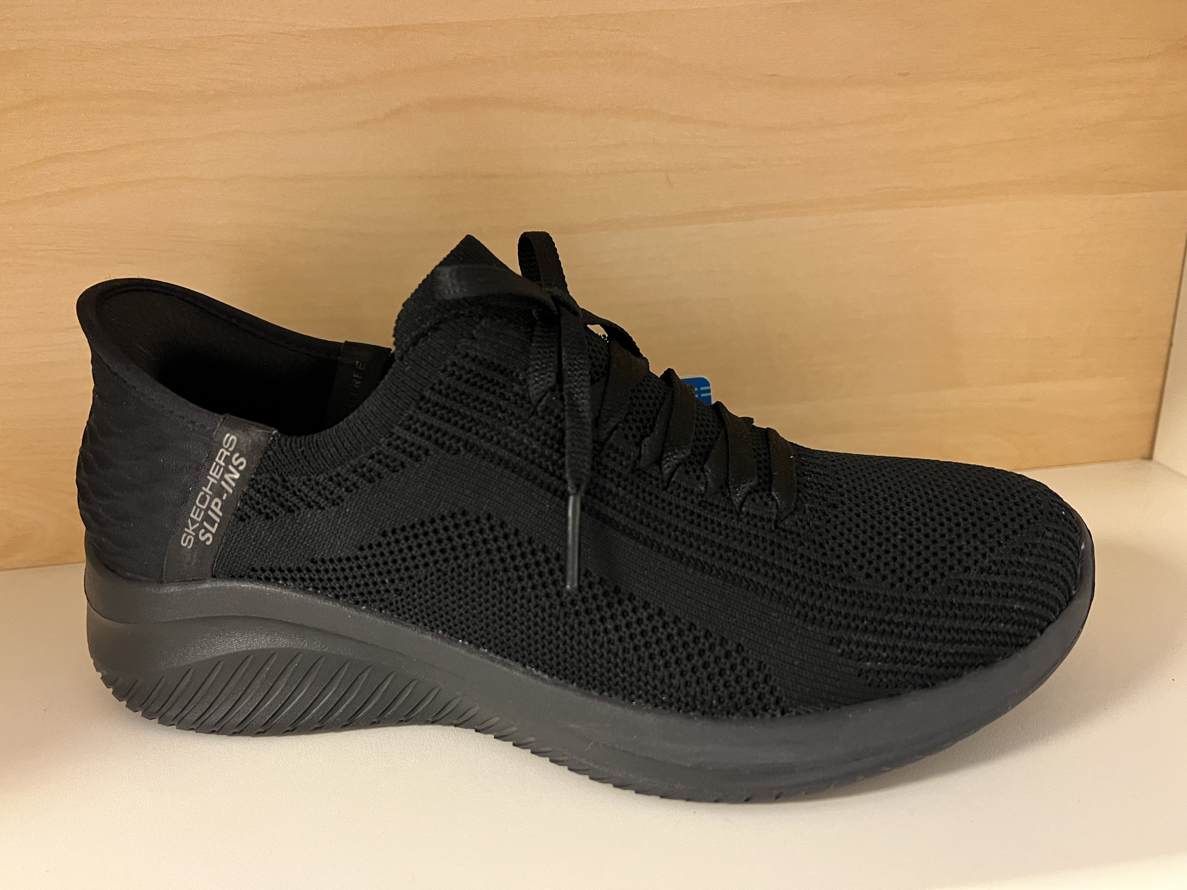Skechers Womens Ultra Flex. Slip-ins=bara sticka in foten utan att böja sig eller använda skohorn (Snörningen är bara prynad) Svart med svart sula. - 2