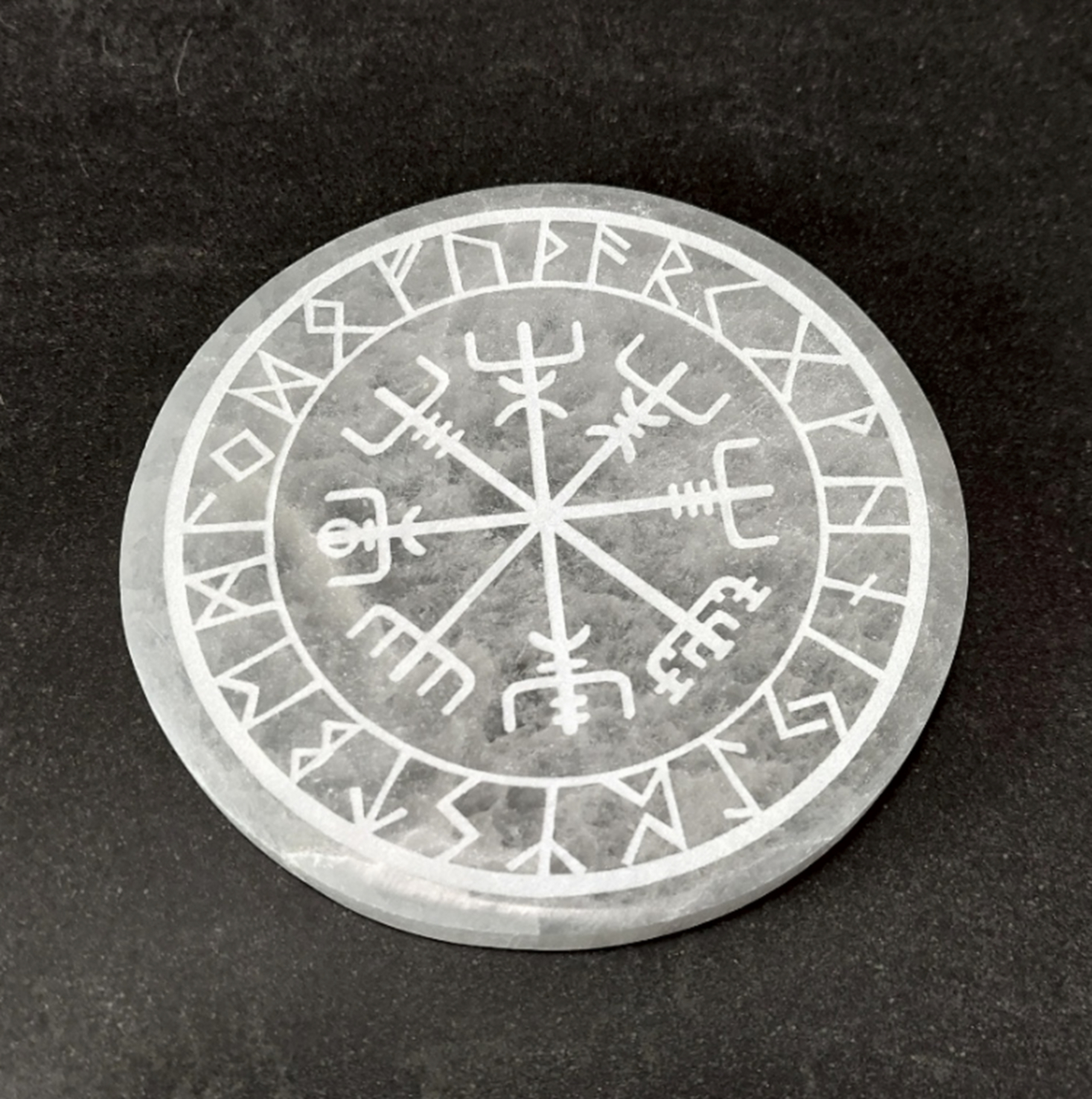 Vit Graverad Vegvisir Selenit laddningsplatta -  ca. 10cm