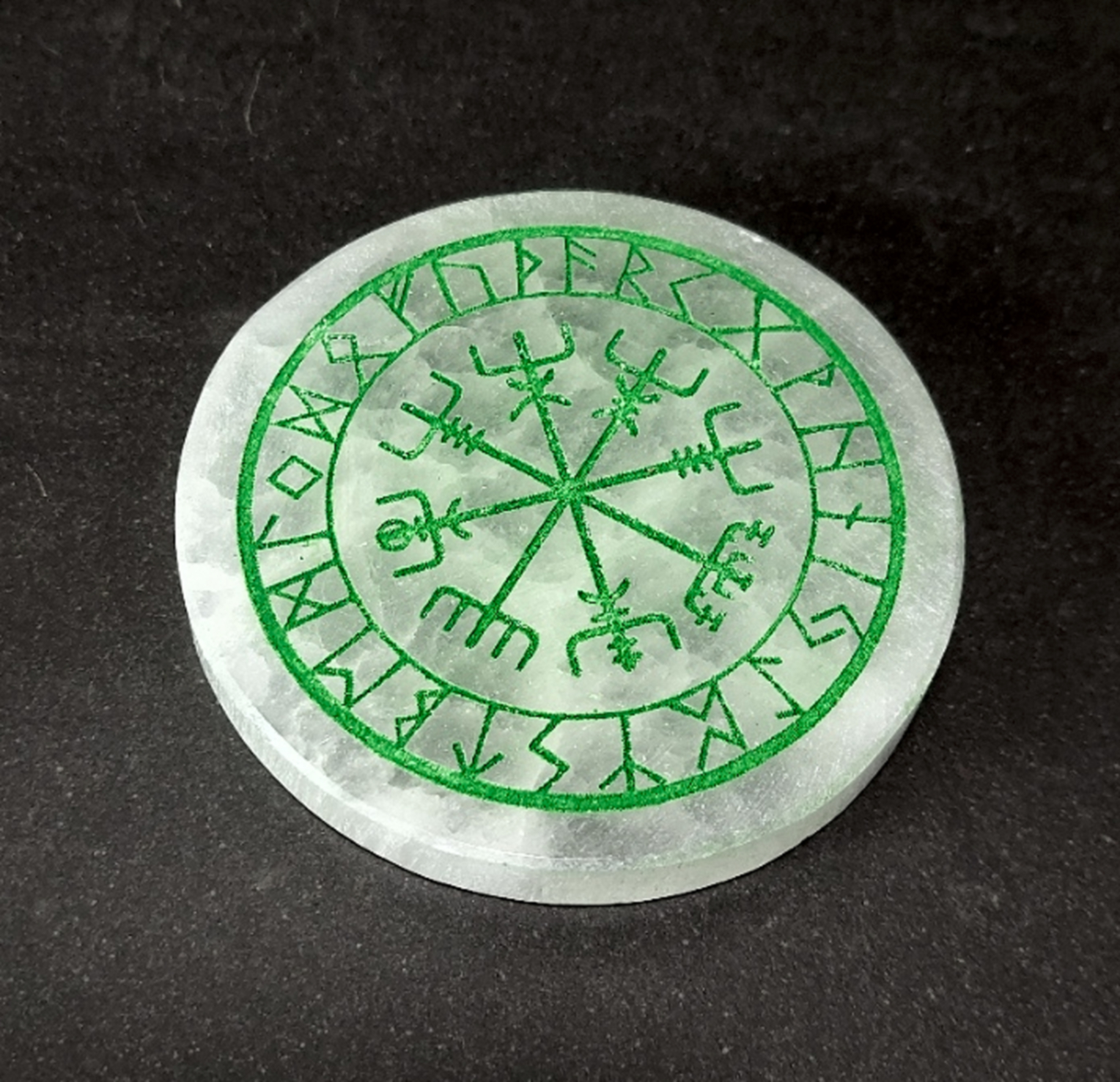 Grön Graverad Vegvisir Selenit platta -  ca. 8cm
