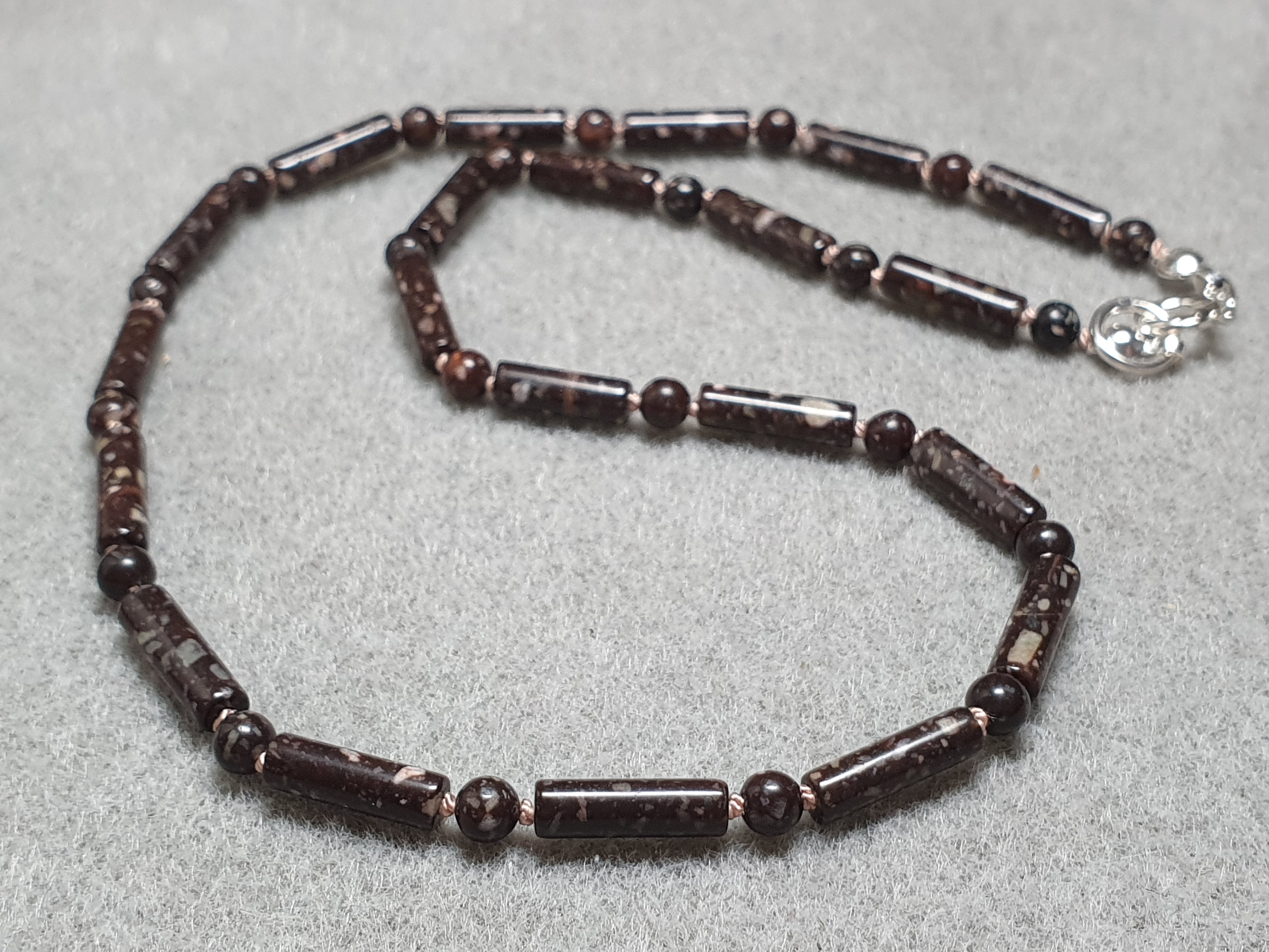 Necklace knotted with Porfyry, sterling silver clasp