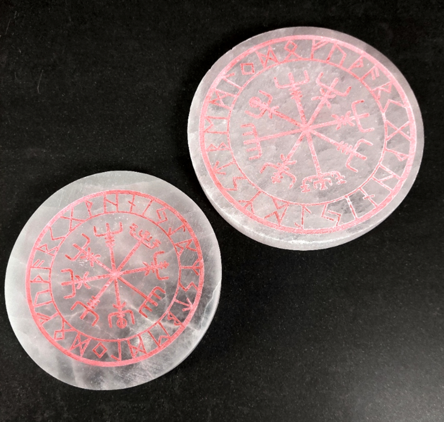 Ljus Röd Rund Graverad Vegvisir, Selenit platta  - 10cm - 2