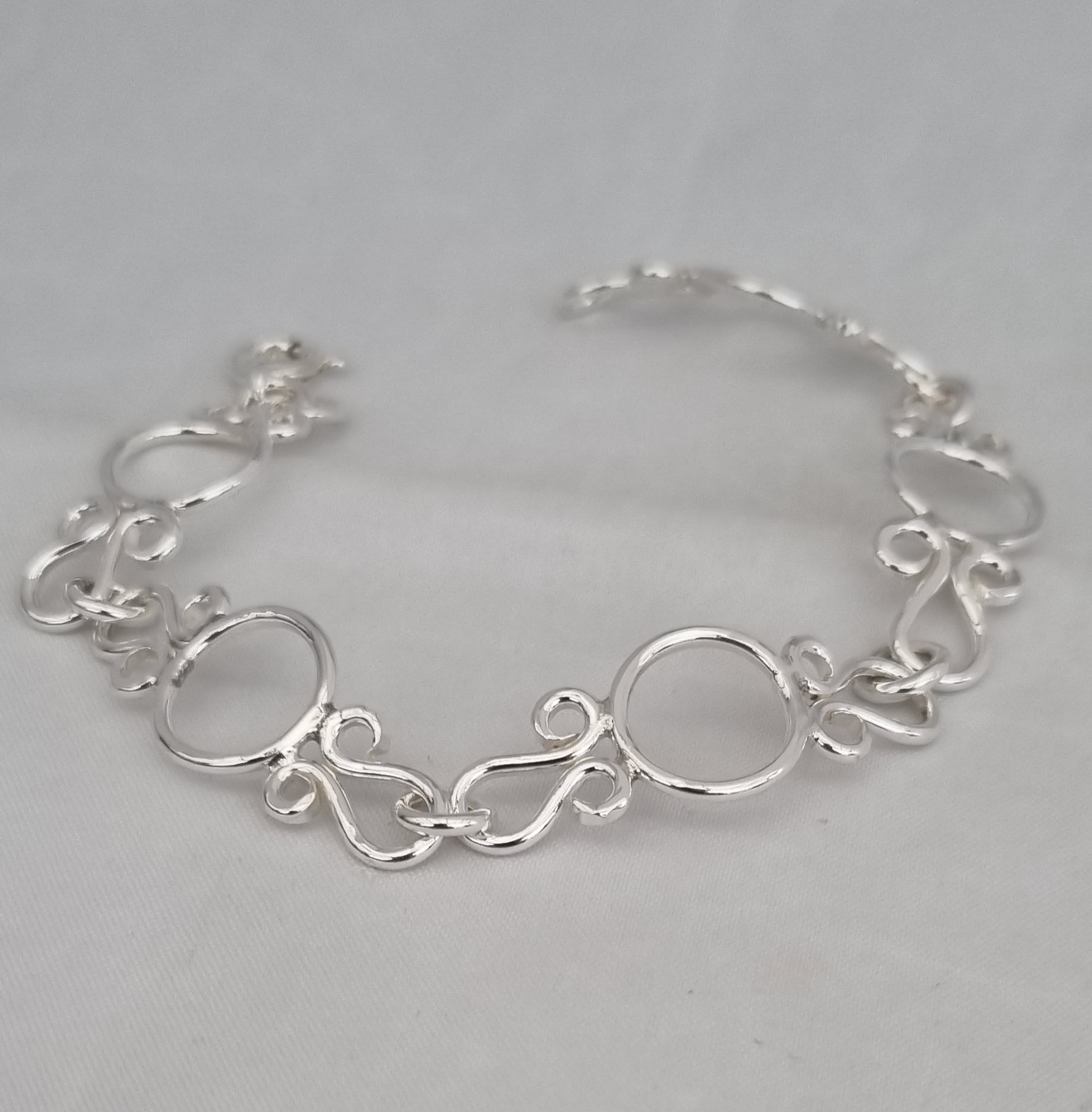 Armband halvstelt detaljerat 20.5 cm långt - 2