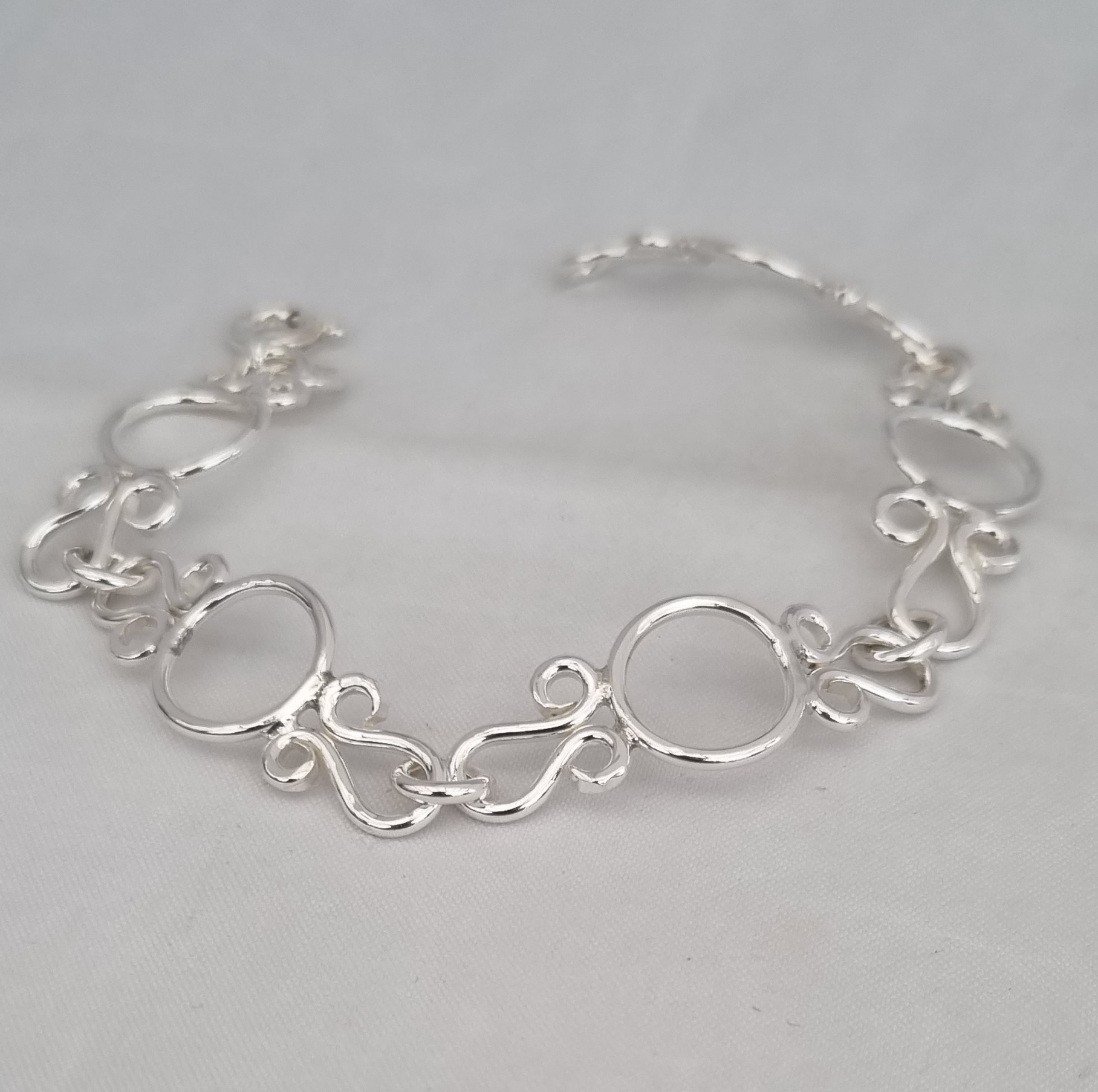 Armband halvstelt detaljerat 20.5 cm långt