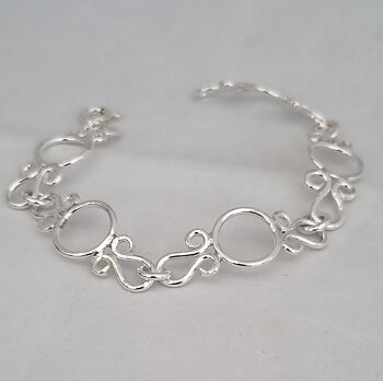 Armband halvstelt detaljerat 20.5 cm långt