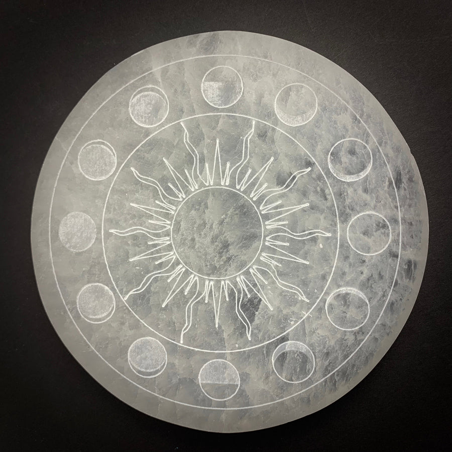 Graverat Sol med månfaser - Selenit Laddningsplatta - rund - ca 14cm