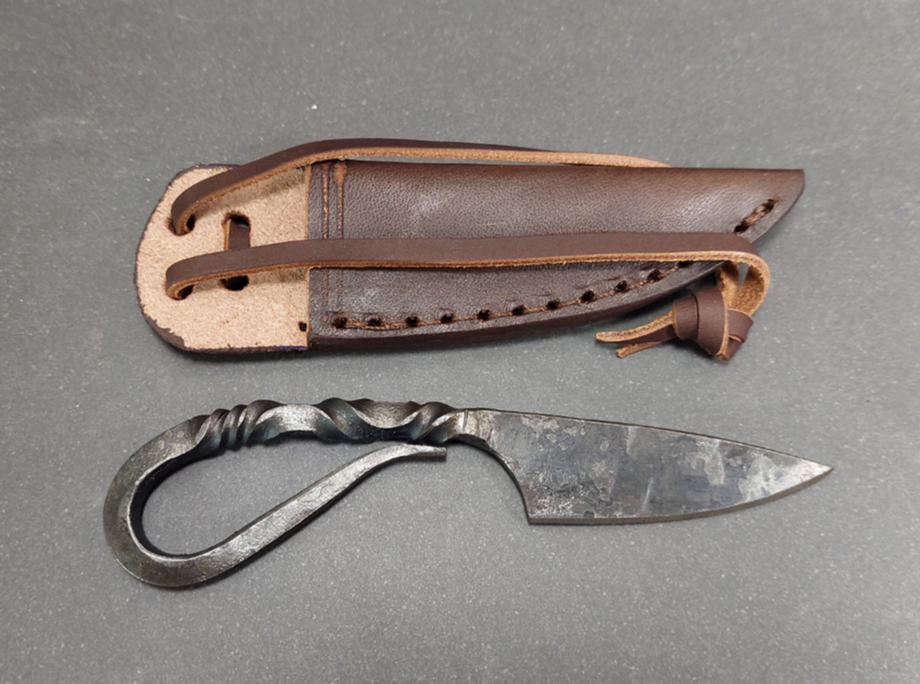Kvinnokniv av handsmidd järn -11cm - 2