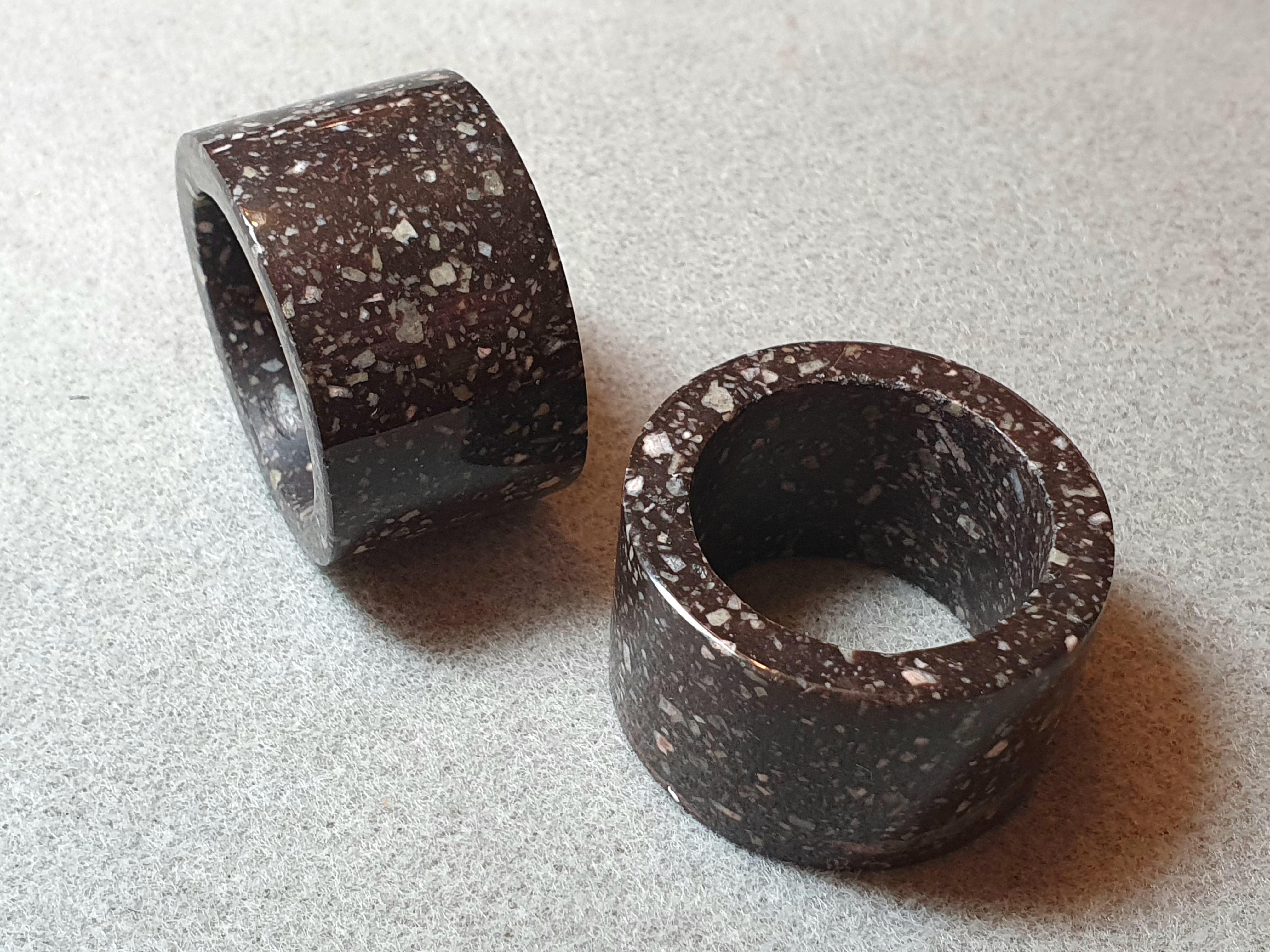 Pair of napkin rings in Älvdalsporfyr from Blybergsbrottet