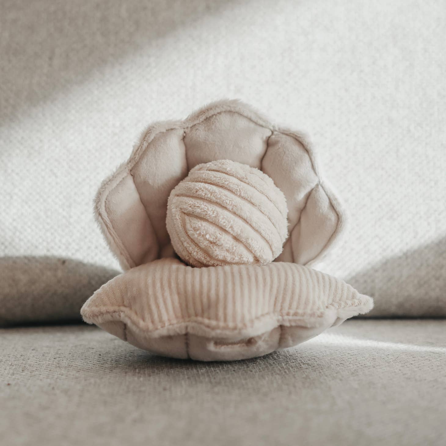 Lambwolf Oyster Dog Toy