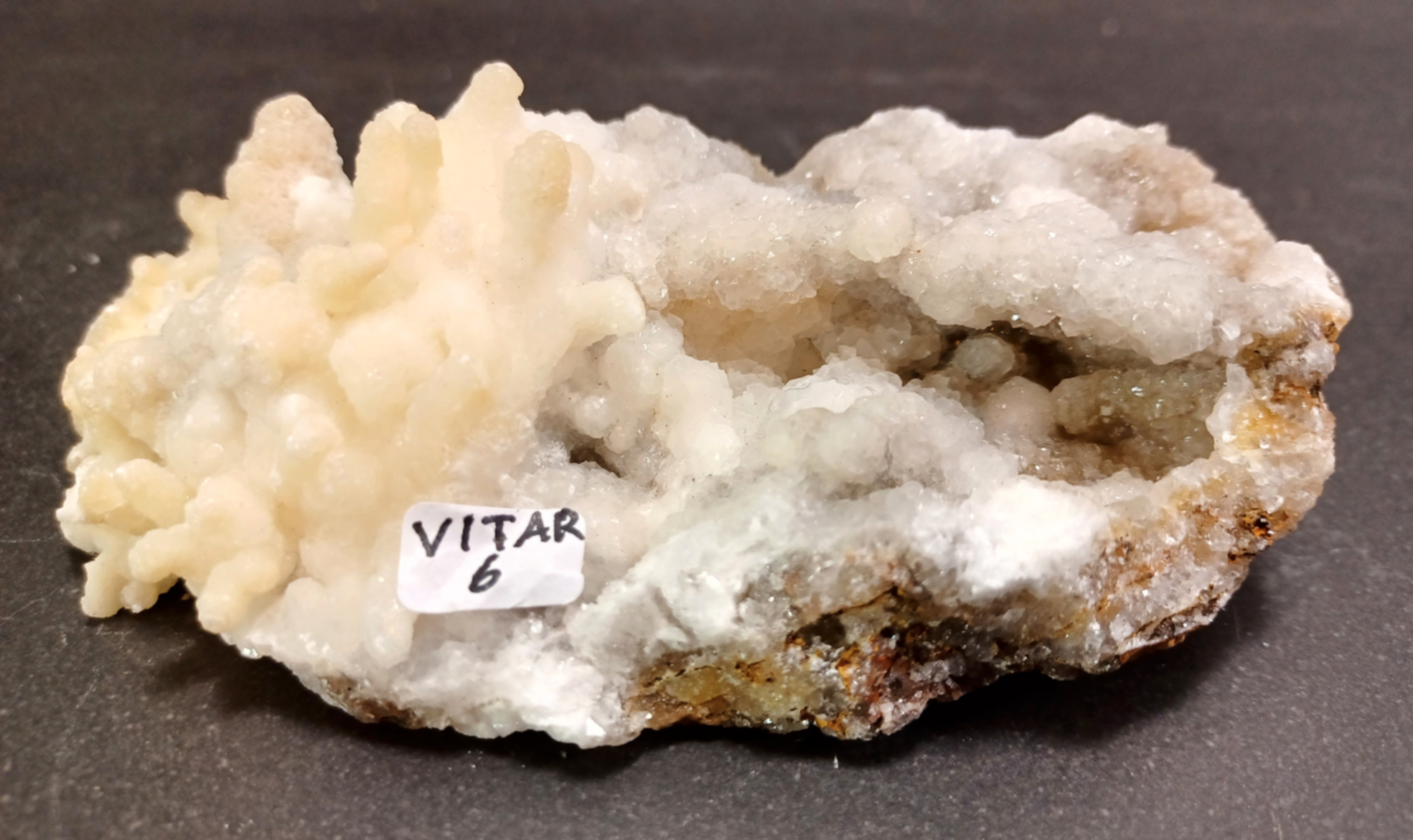 Vit Aragonit Kluster (Grottkalcit) -  VITAR6