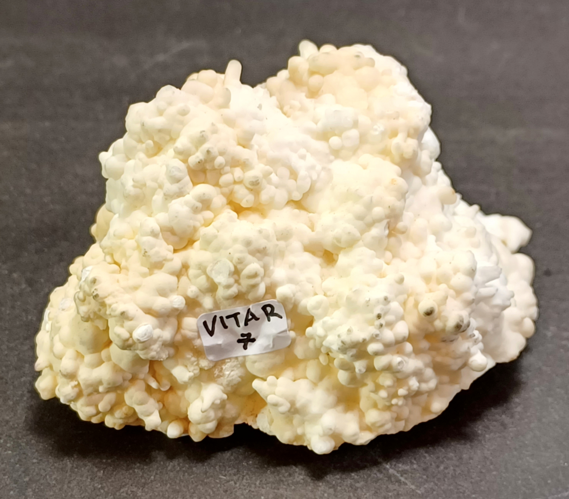 Vit Aragonit Kluster (Grottkalcit) -  VITAR7