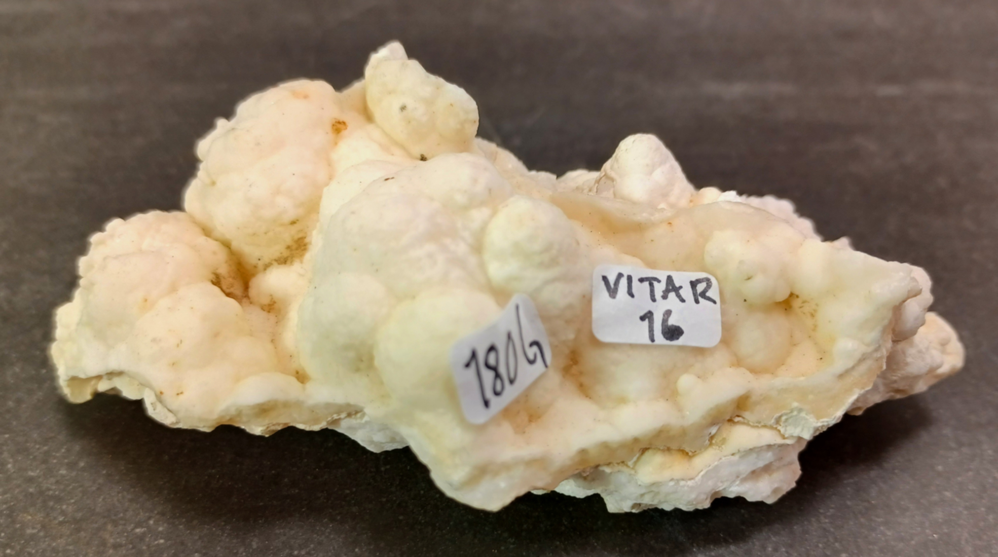 Vit Aragonit Kluster (Grottkalcit) -  VITAR16