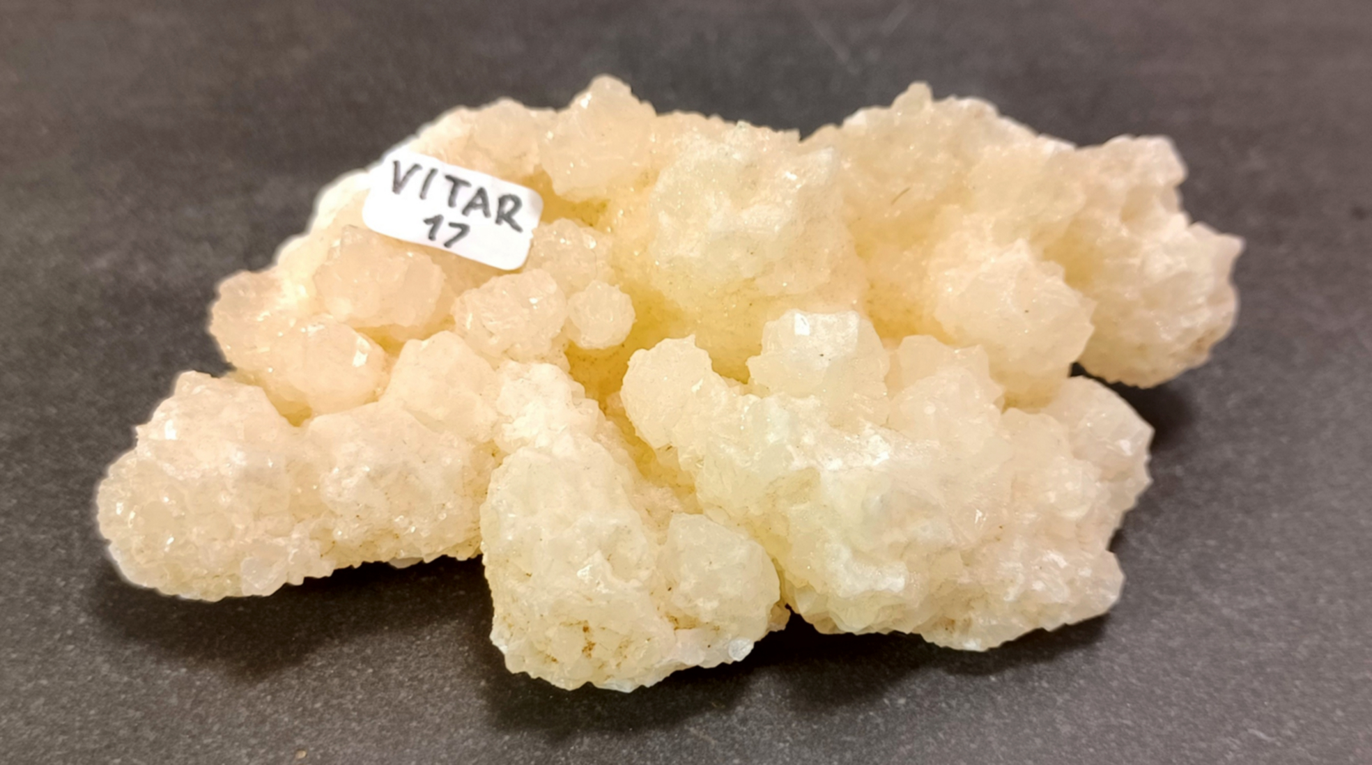 Vit Aragonit Kluster (Grottkalcit) -  VITAR17
