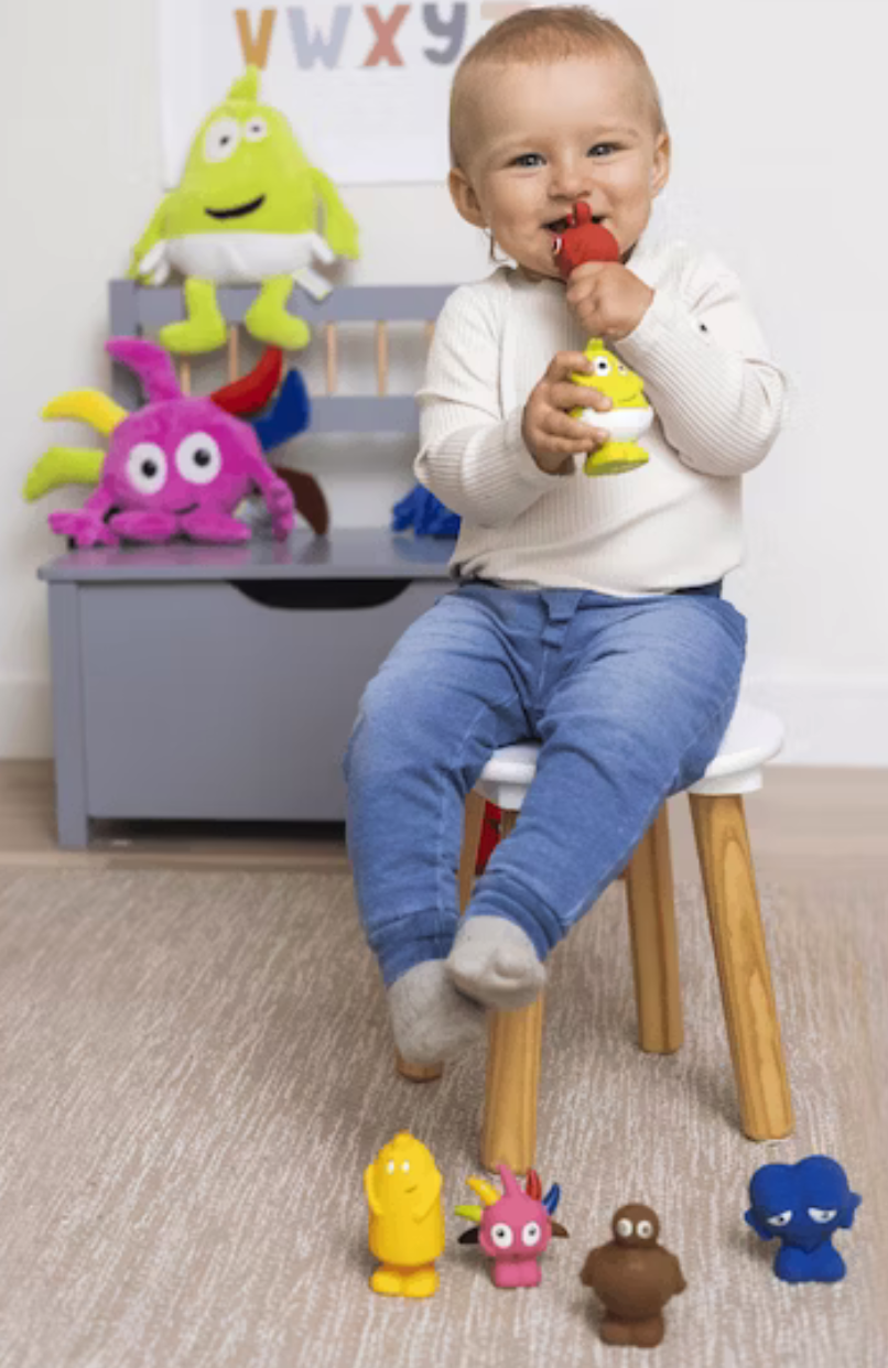Barn sitter på pall och leker med Babblarna leksaker
