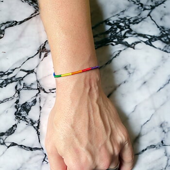 Pridearmband eller fotband handknutet