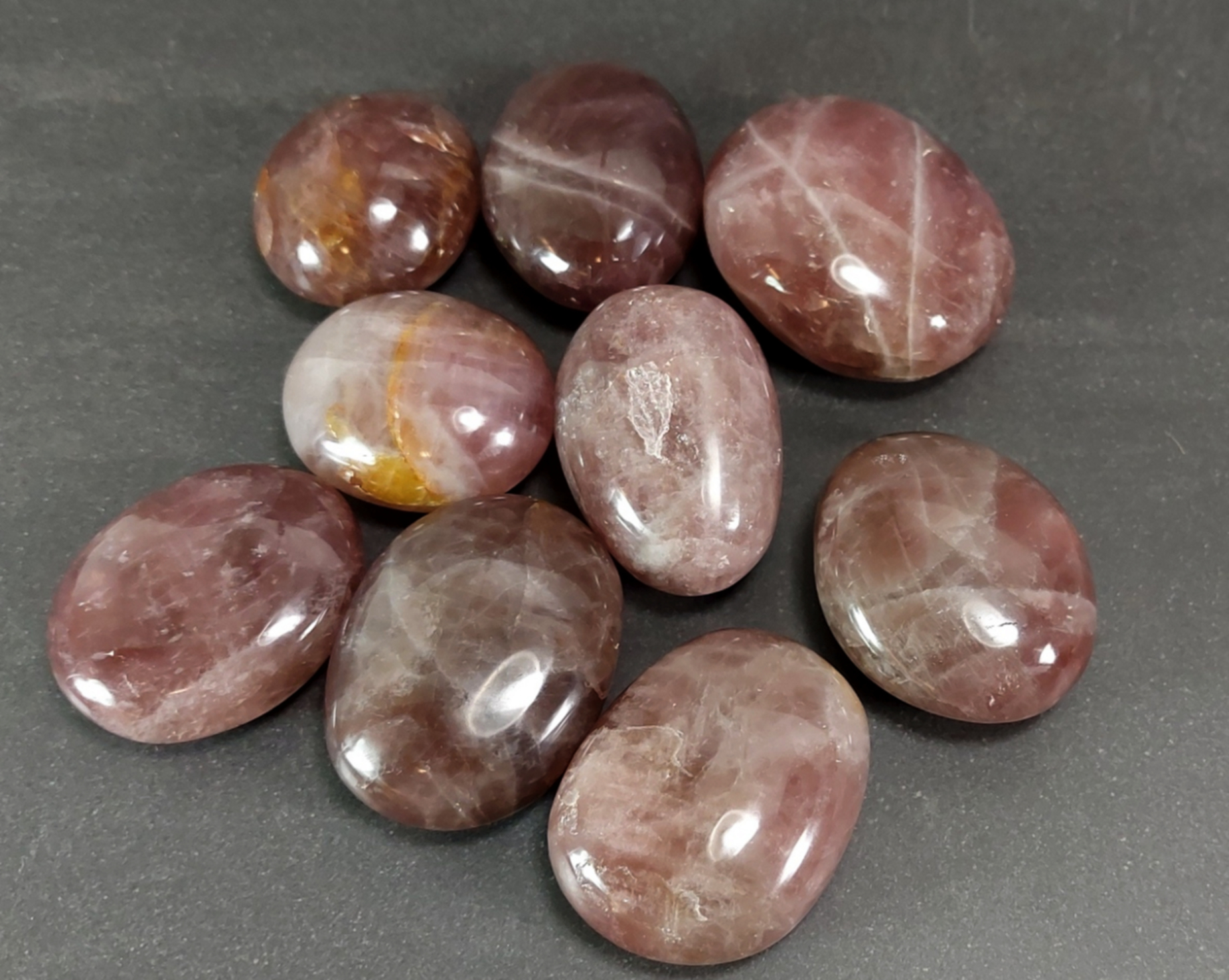   Pebbles "no worry stone" - Jordgubbskvarts