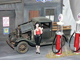 Figur Peggy  1:24  American Diorama  (Bil ingår ej)
