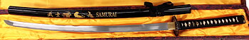 Handsmidda samurai svärd (Katana)  -  Samurai med Drake Tsuba med Text Samurai