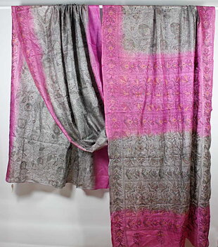 Handbroderad Sari Cerise-Grå