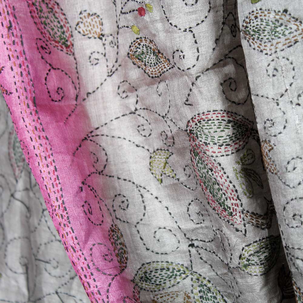 Handbroderad Sari Cerise-Grå - 2