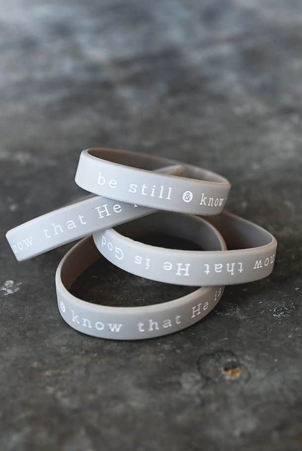 SILIKONARMBAND I LJUST GRÅBEIGE I VUXENSTL: BE STILL & KNOW THAT HE IS GOD