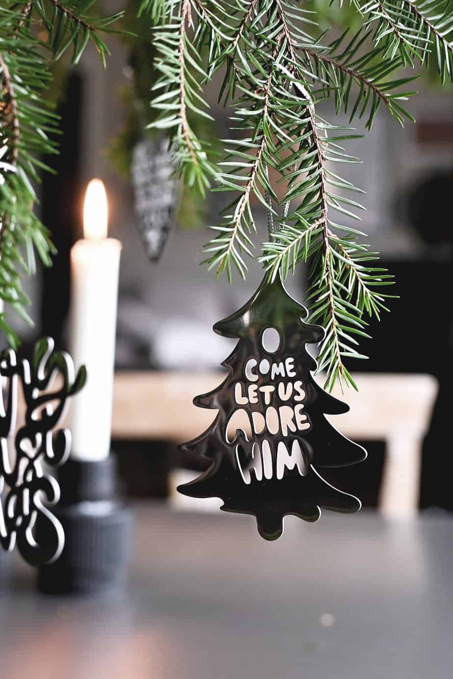 JULHÄNGE I ROSTFRITT STÅL: O, COME LET US ADORE HIM - 3