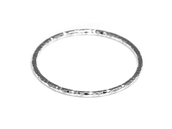 Enkel Tunn Ring i Äkta 925 Silver med Hamrad Textur, Modernt Avskalat Hamrat Smycke