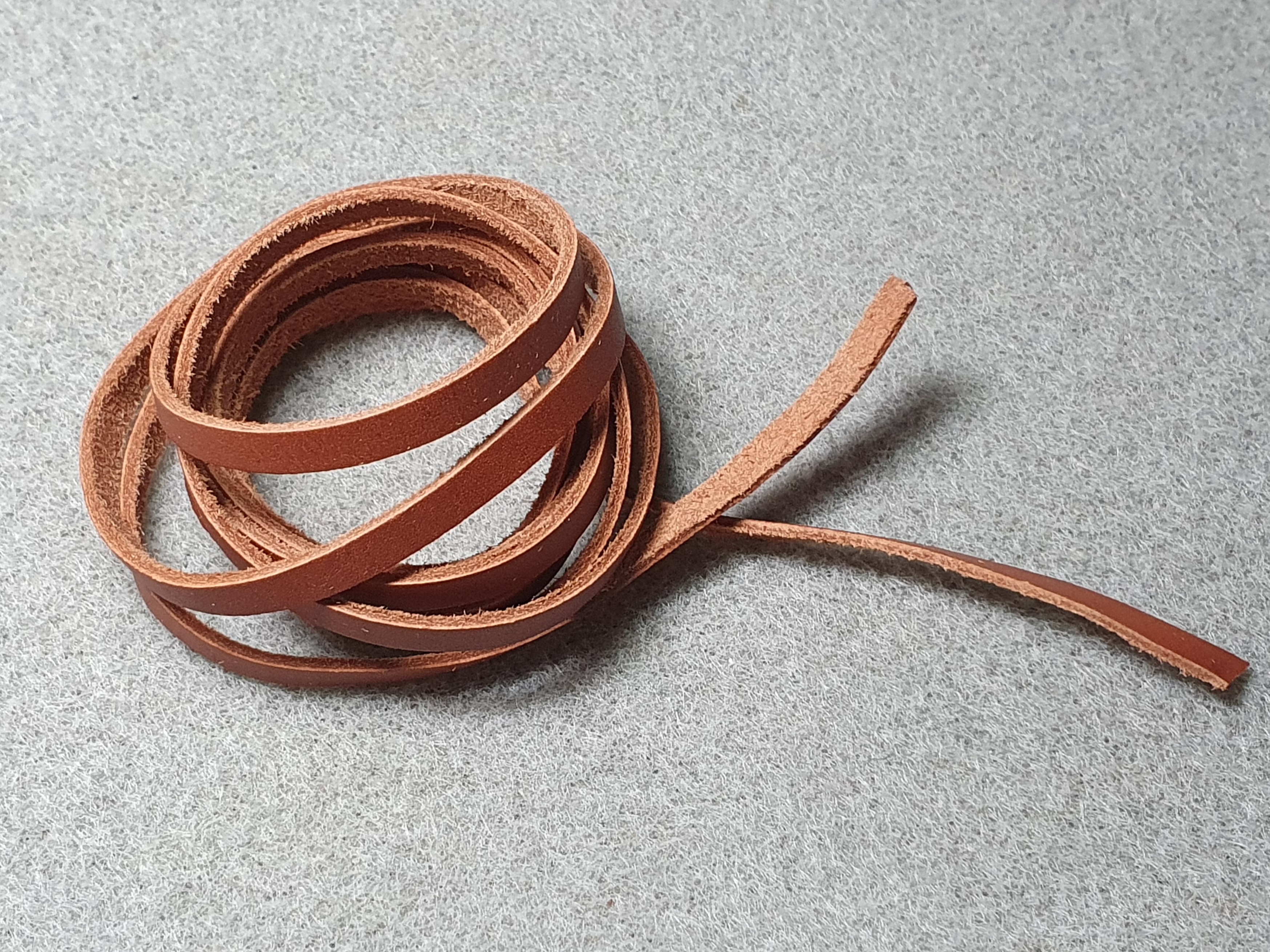 Renläder 4 mm brun ca 1m.