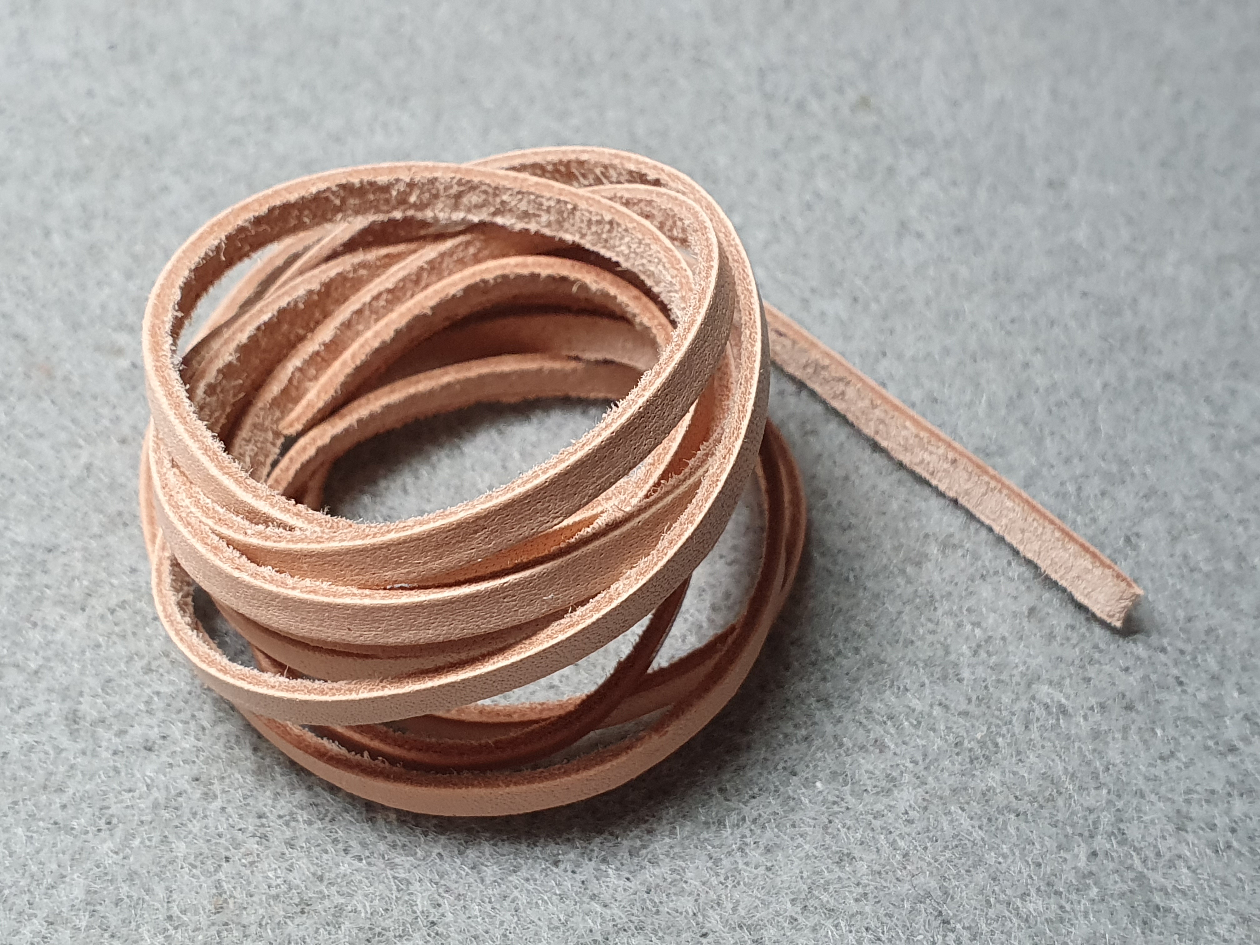 Reindeer leather light 3mm. approx. 1m. - 2