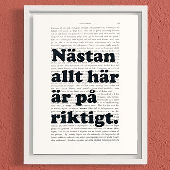 Tavla med texten Nästan allt här är på riktigt.