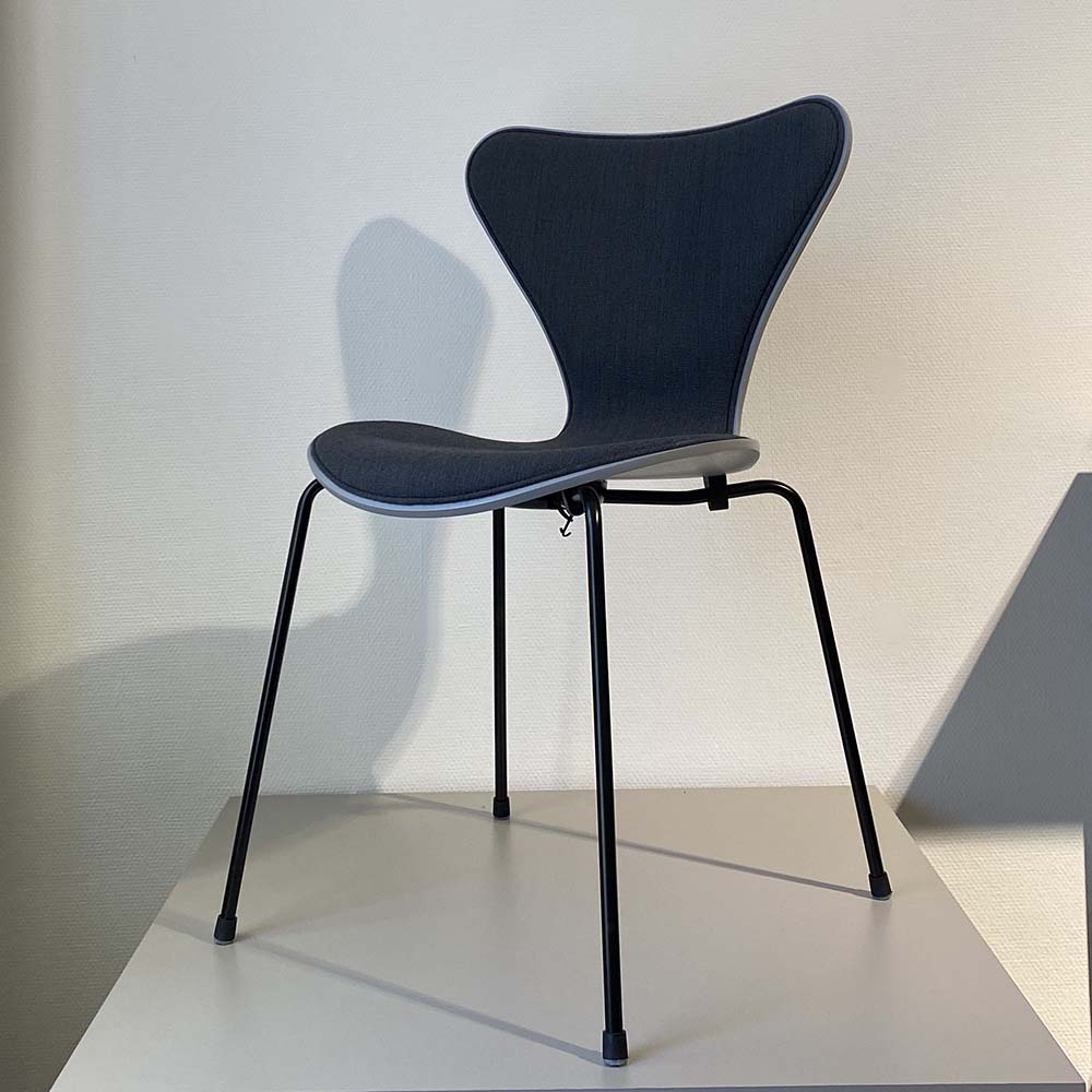 Sjuan 3107 Stol (Christianshavn grå/Nine grey) - Designfynd/Skyltex* Fritz Hansen