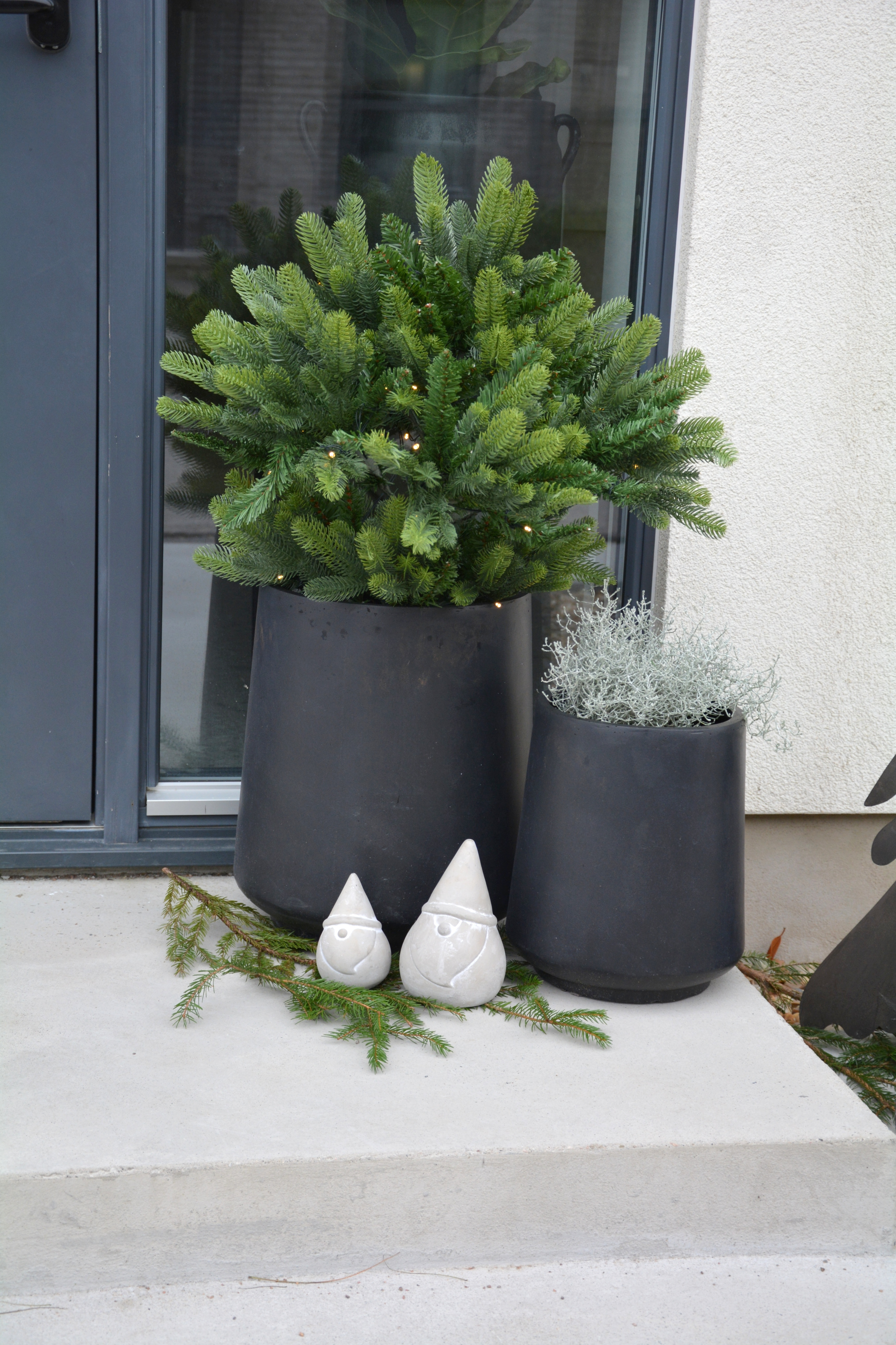 Tomte Aston i betong ljusgrå liten 13 cm