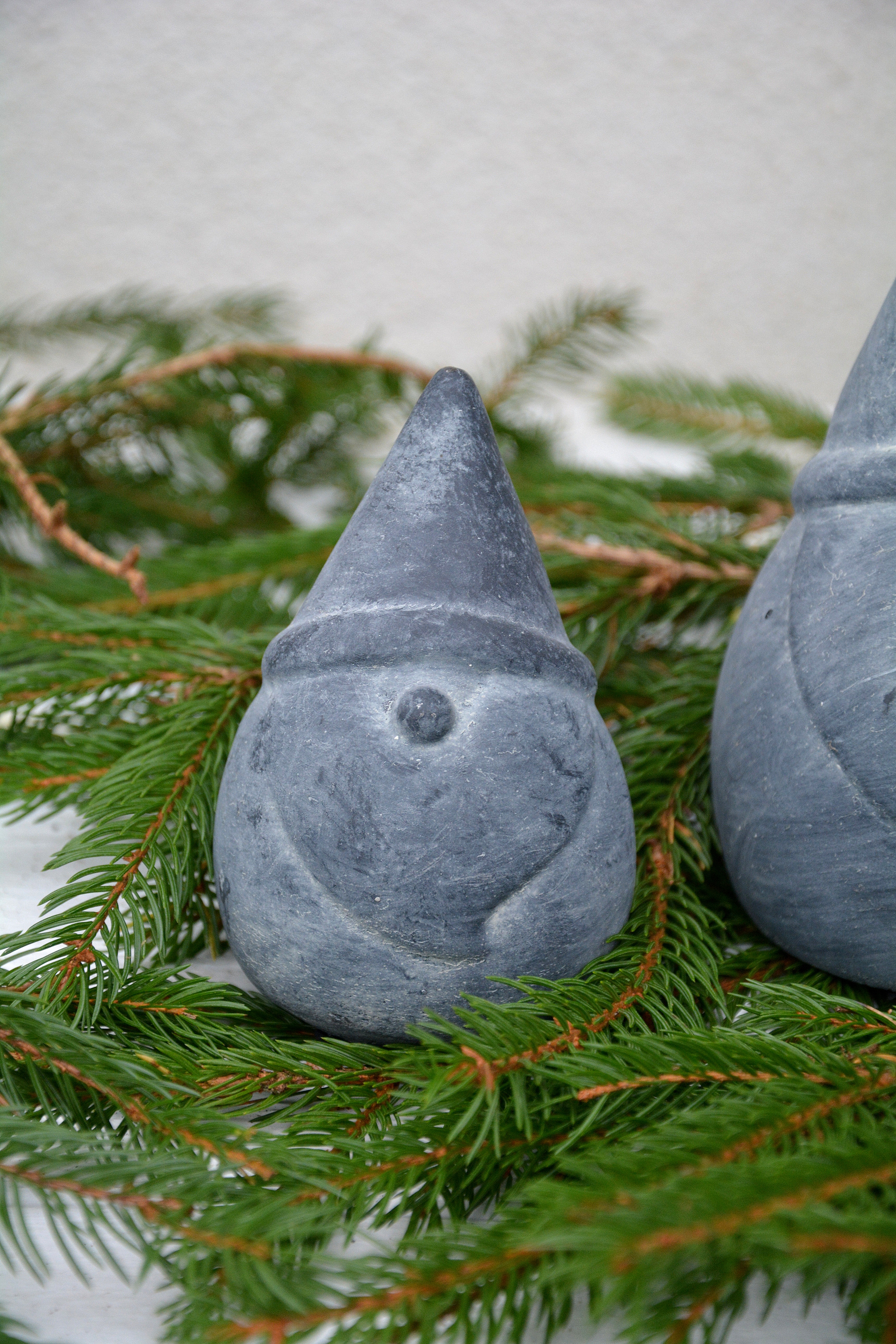 Tomte Aston i betong mörkgrå liten 13 cm