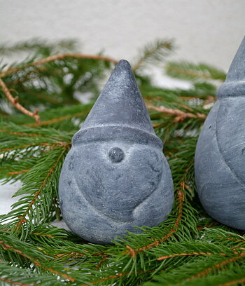 Tomte Aston i betong mörkgrå liten 13 cm