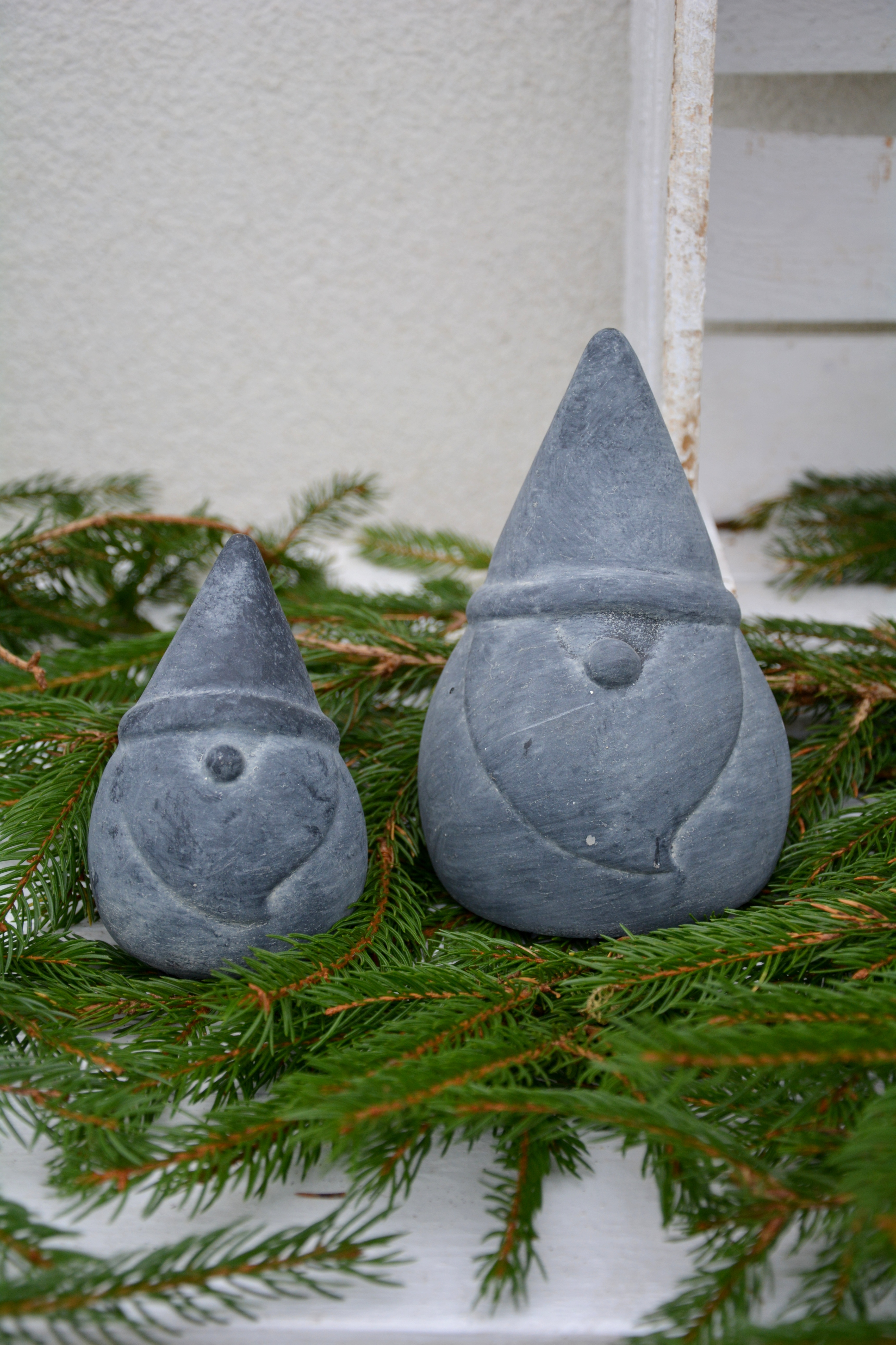 Tomte Aston i betong mörkgrå liten 13 cm