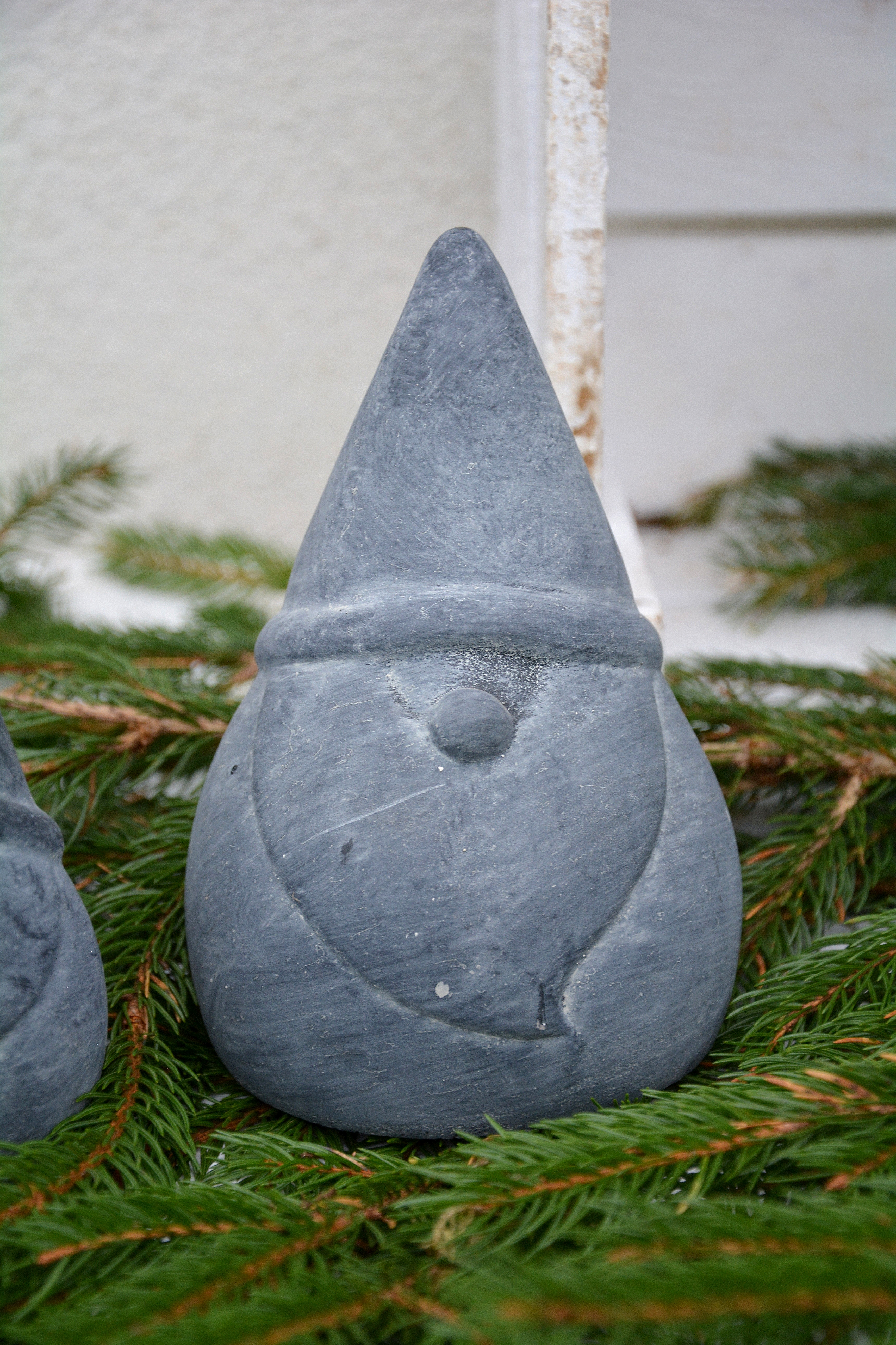 Tomte Aston i betong mörkgrå stor 18 cm