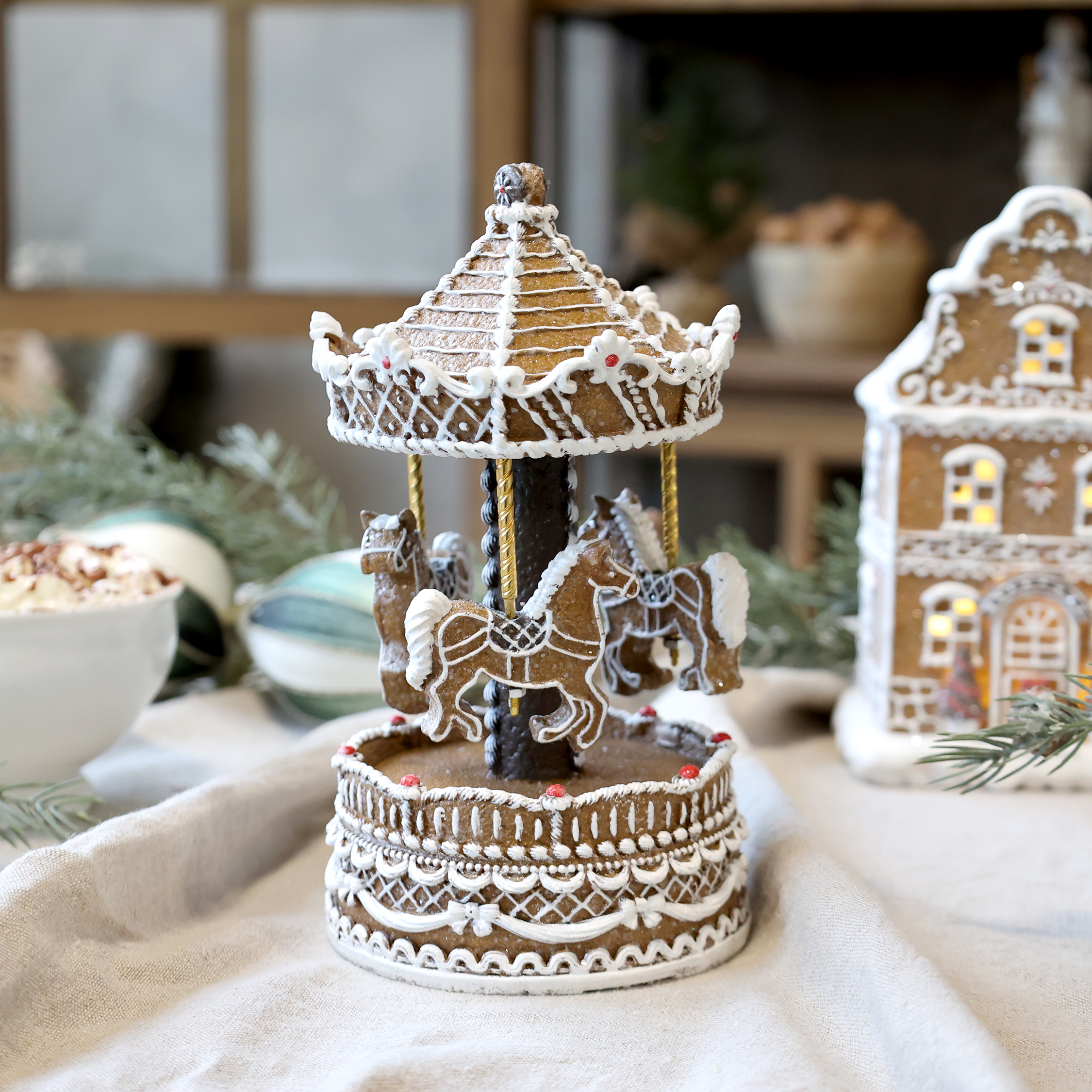 Gingerbread carousel - Carousel - Music box - Spins/Music - 21,5x11,5 cm - 6
