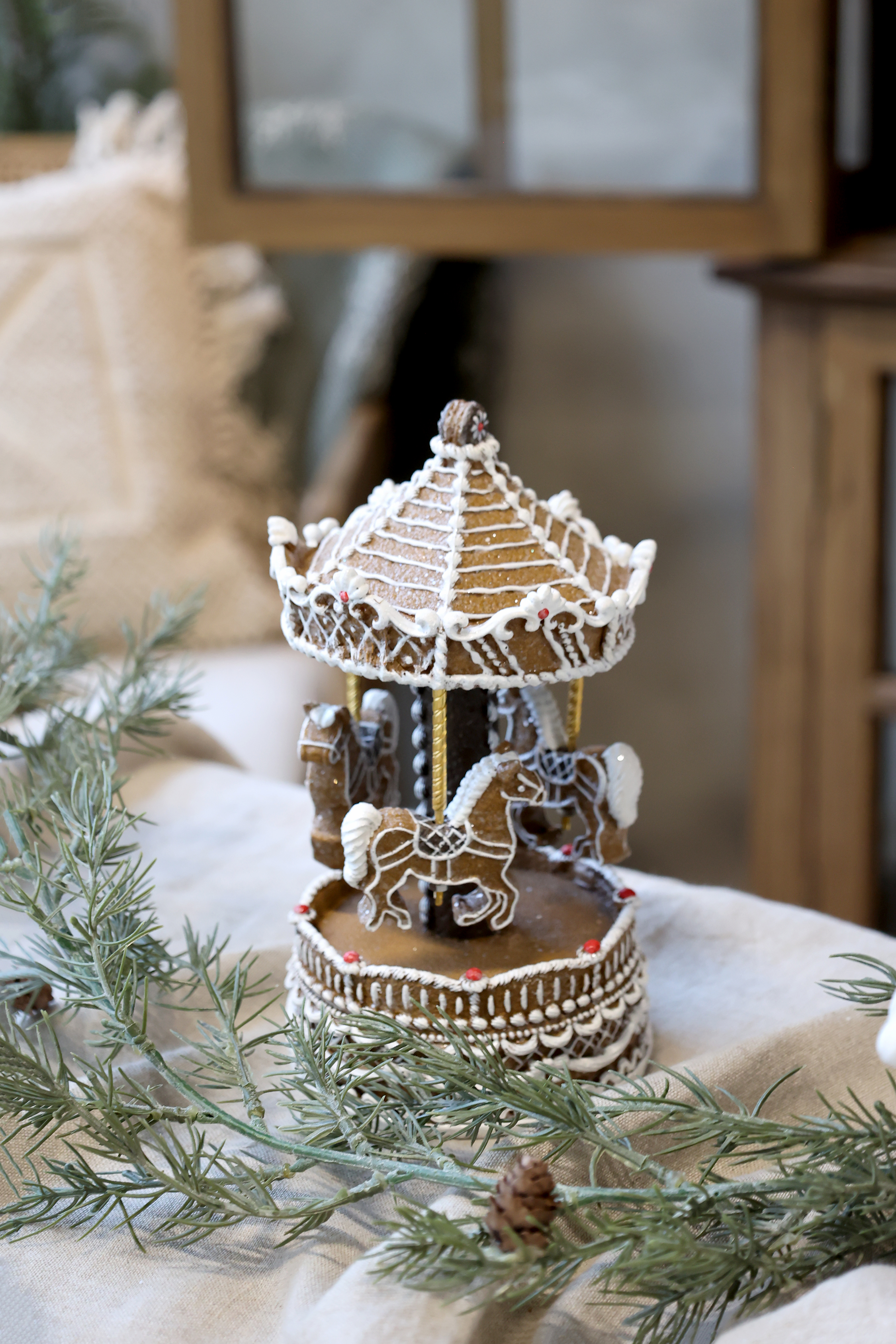 Gingerbread carousel - Carousel - Music box - Spins/Music - 21,5x11,5 cm - 3