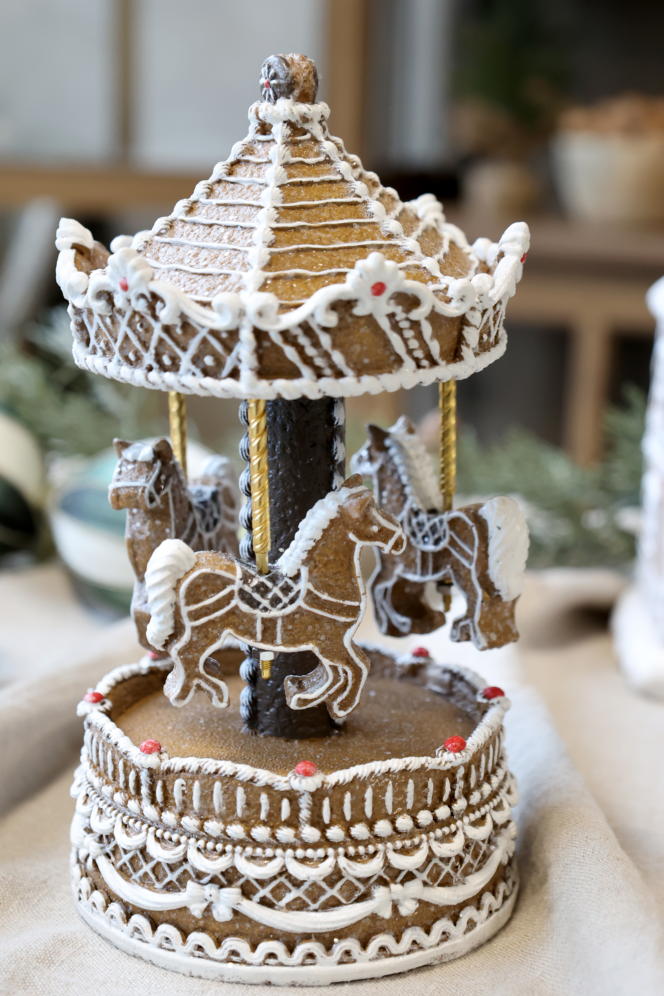 Gingerbread carousel - Carousel - Music box - Spins/Music - 21,5x11,5 cm