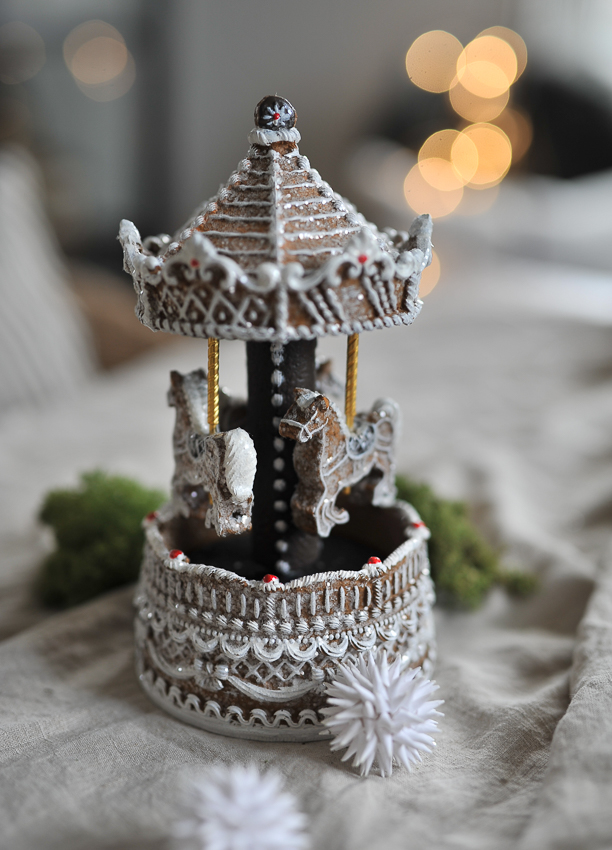 Gingerbread carousel - Carousel - Music box - Spins/Music - 21,5x11,5 cm - 2