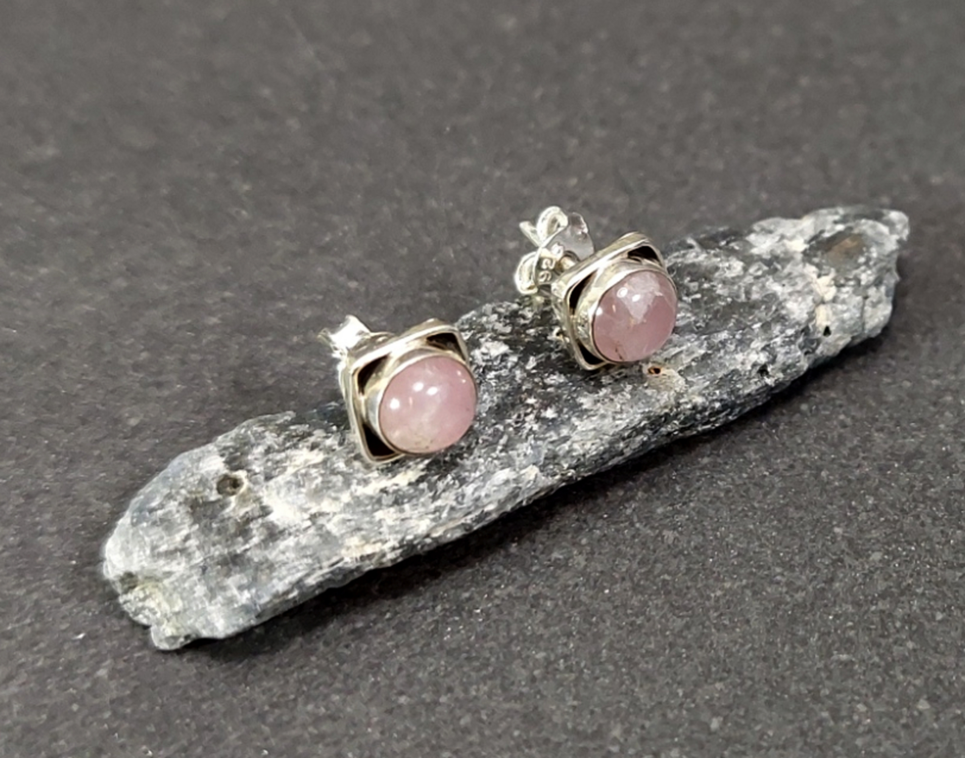 Stiftörhängen i Silver  med Rosenkvarts 