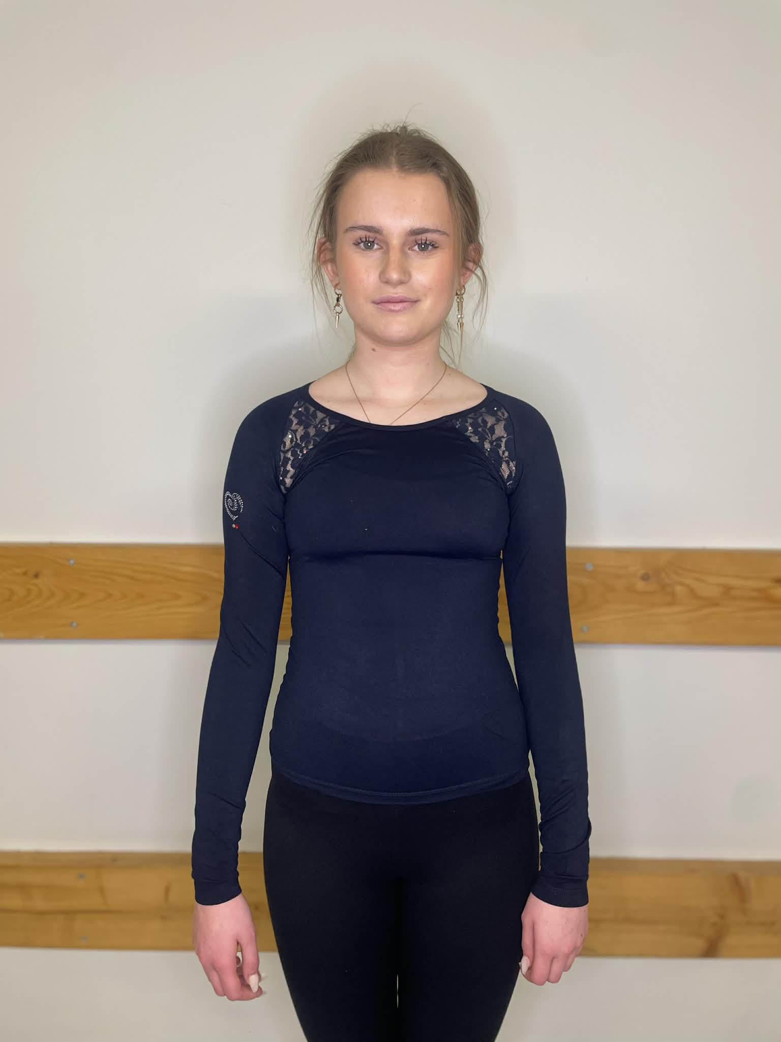 Långärmad topp från Bolero i marinblått med spetsinfällningar och kristaller - 2