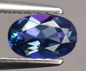 Hermoso topacio azul azotico natural, ovalado, de 6,1x4,1 mm con brillo superior