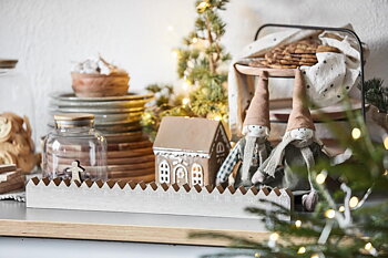 Pepparkakshus för ljus med dörrkrans