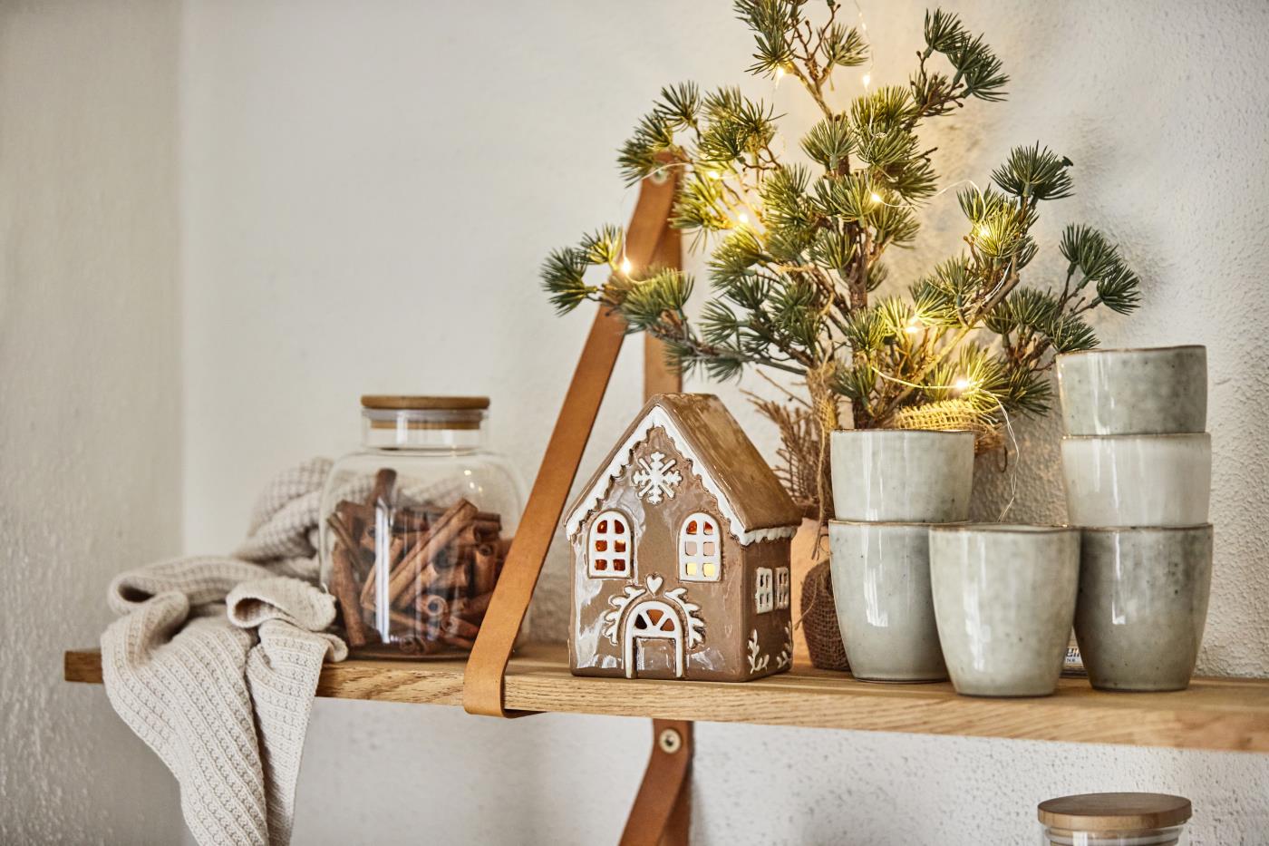 Gingerbread house for candles with snow crystal - 6