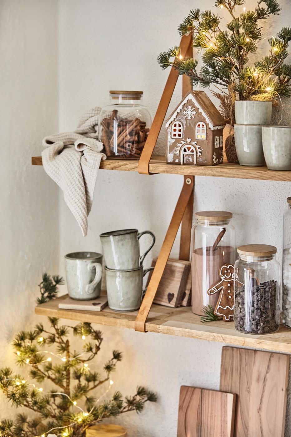 Gingerbread house for candles with snow crystal - 2