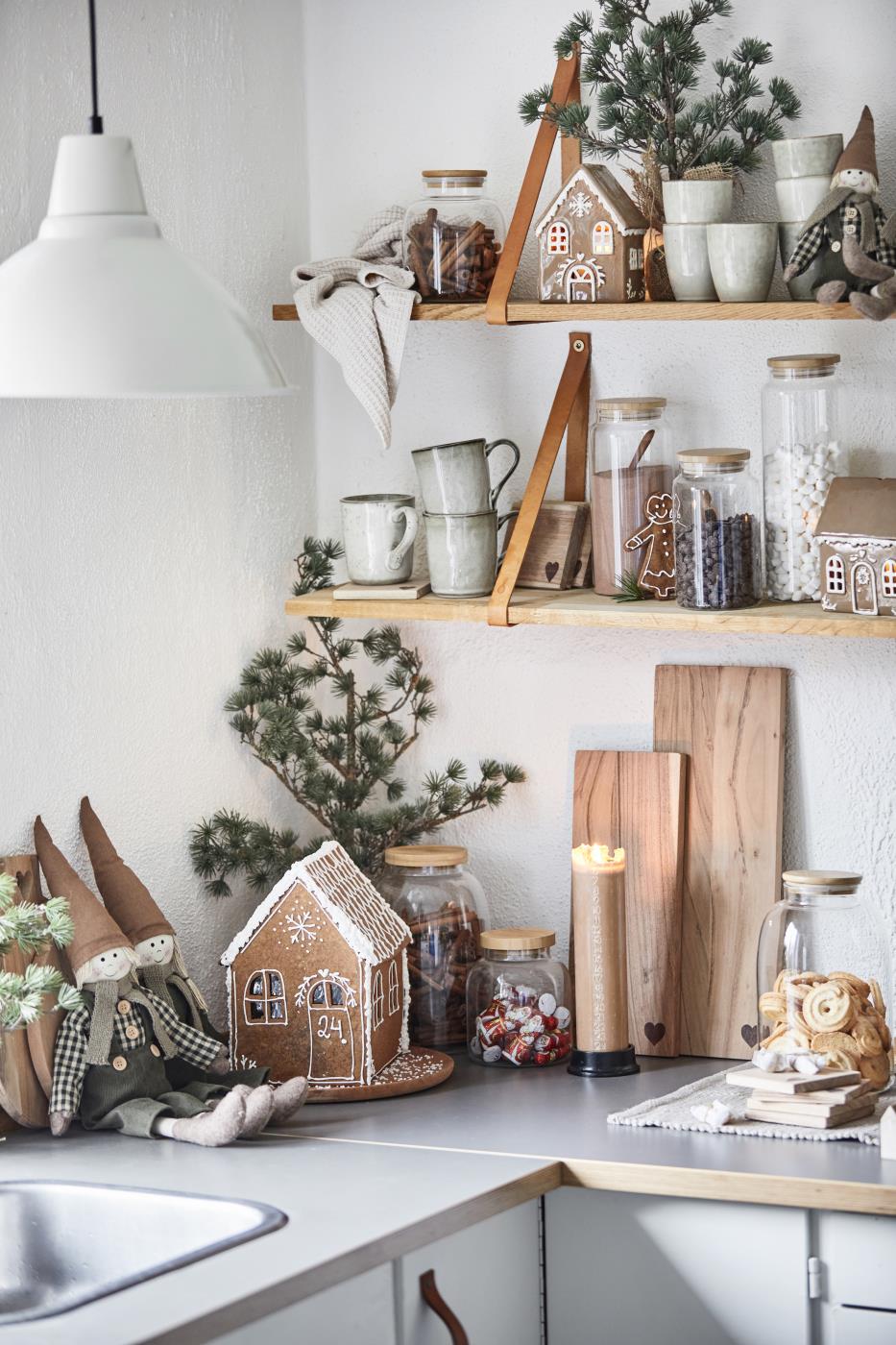 Gingerbread house for candles with snow crystal - 4