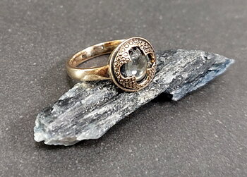 Gotlandsjuvel Ring  i Brons och Bergkristall