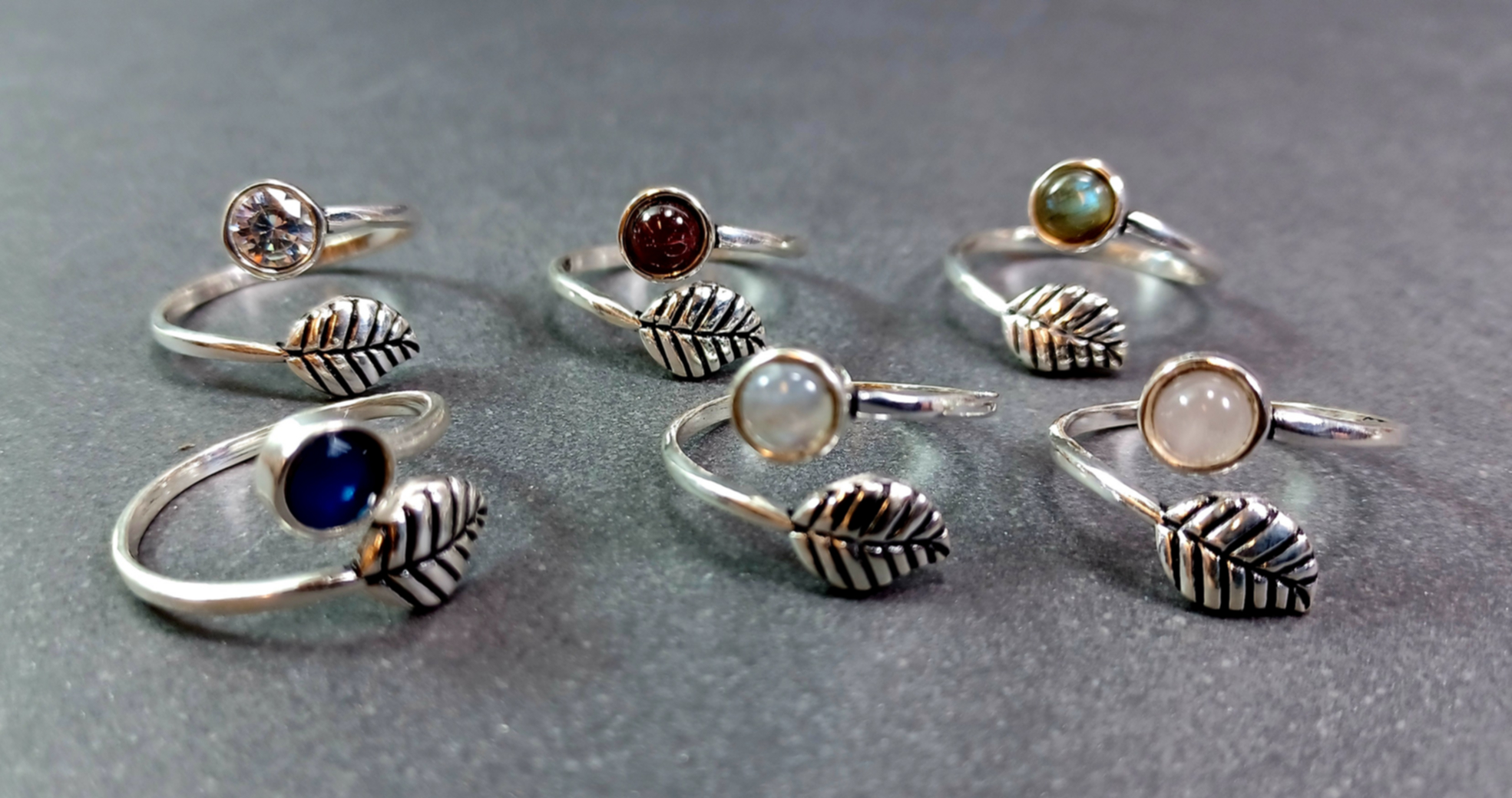Ställbar Silverring med Sten Cabochon och löv
