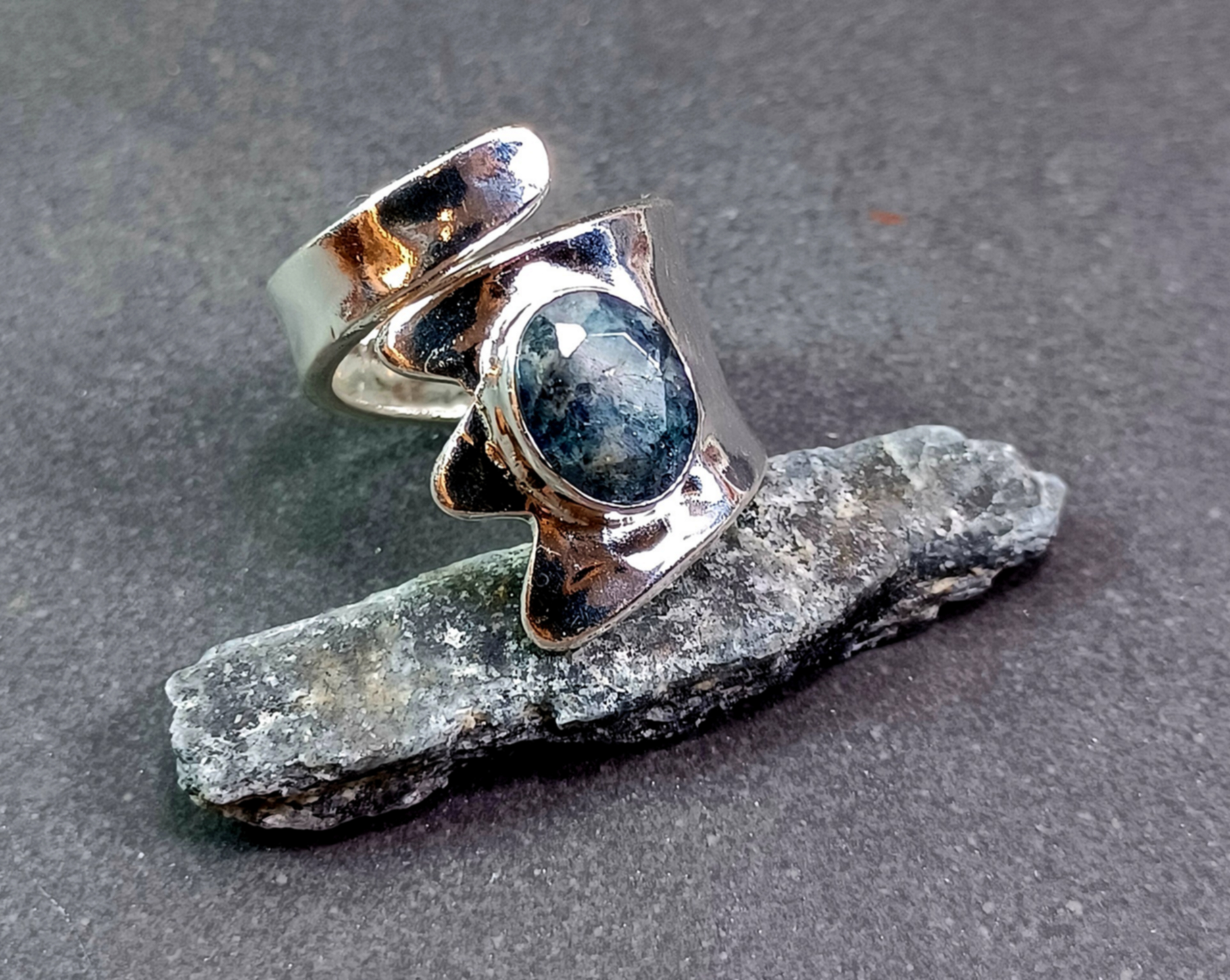 Ställbar Silverring med oval Sten Cabochon. - 2