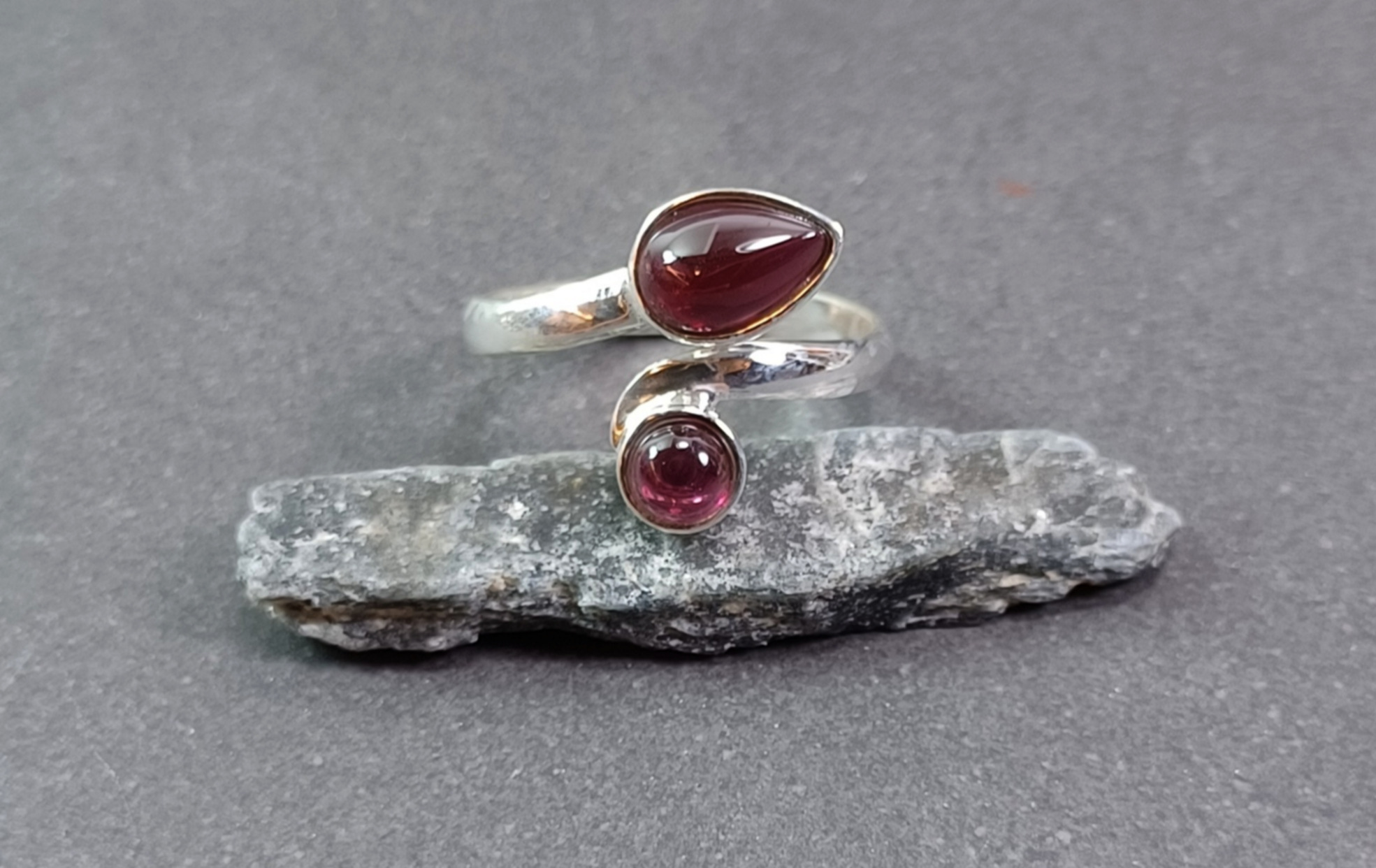Ställbar Silverring med Rund och Droppformad Sten Cabochon. - 2